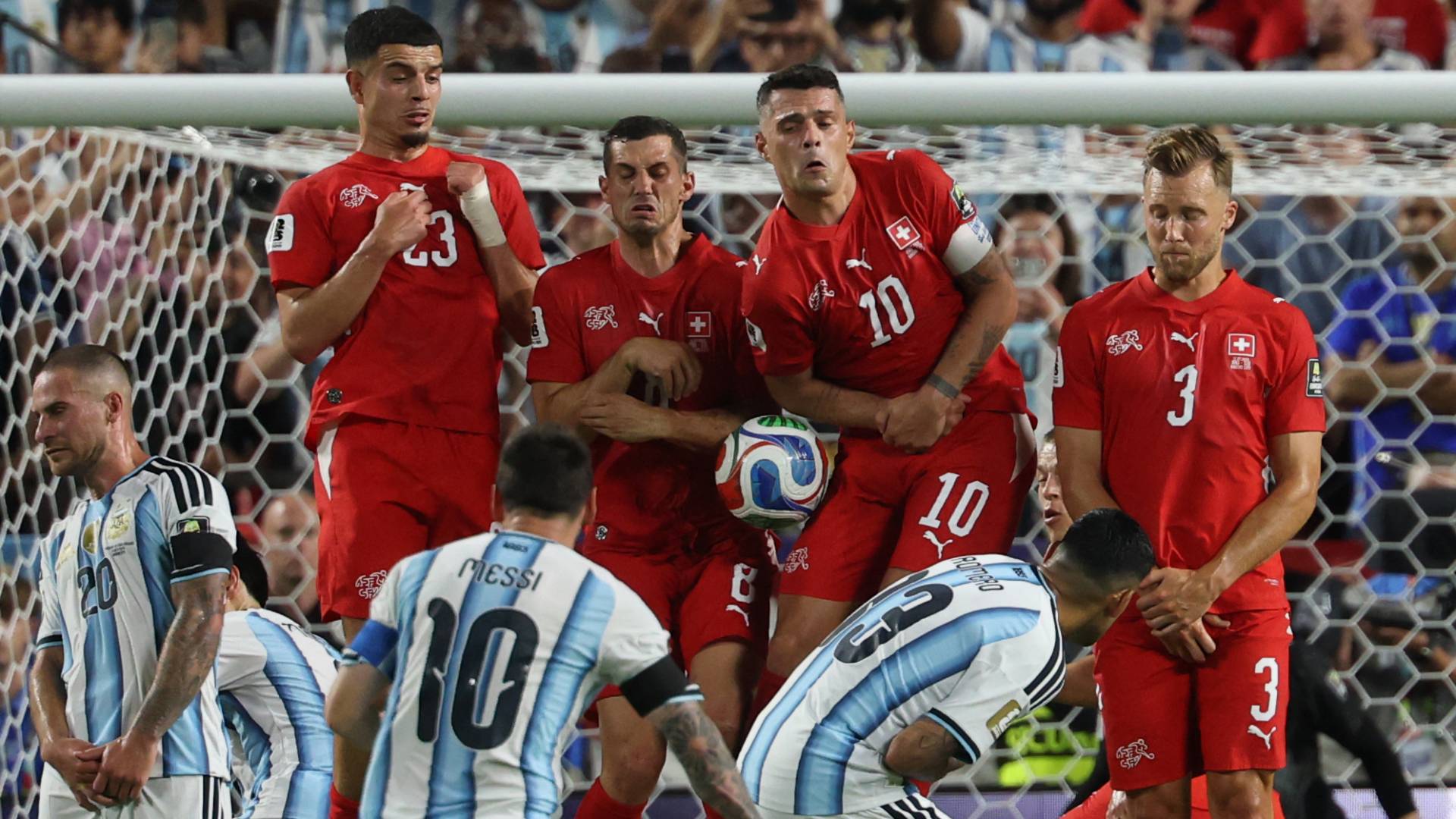 ميسي يسدد كرة على مرمى سويسرا خلال كأس العالم