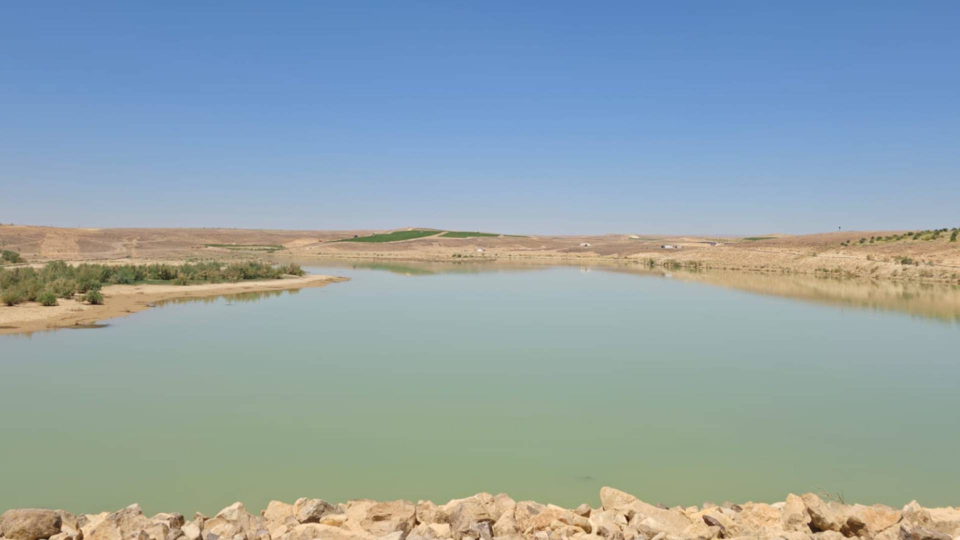 سلطة وادي الأردن والسفير الألماني يتفقدان أعمال حماية وتأهيل سد الوحيدي في معان