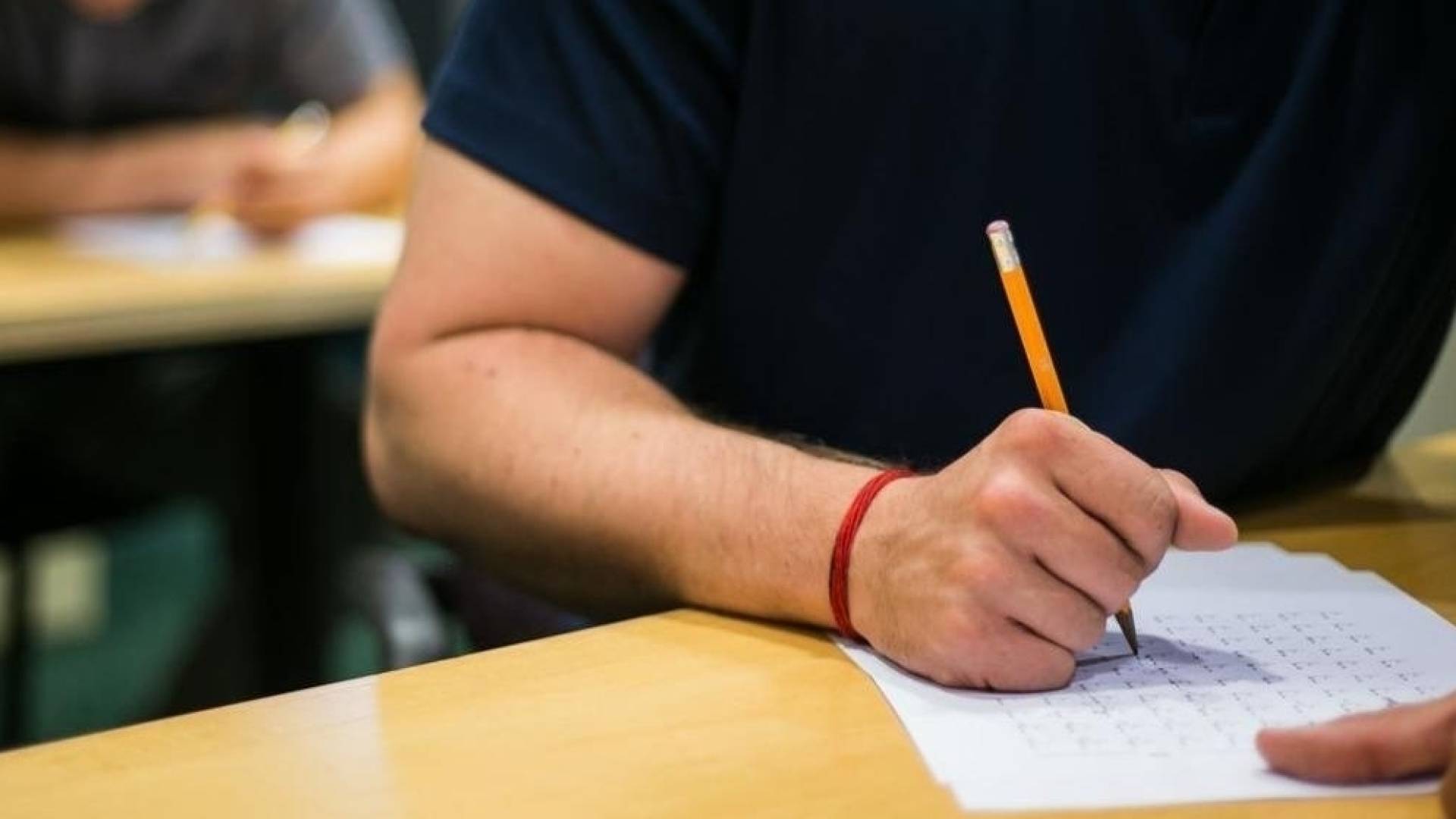 طال يتقدم لامتحان