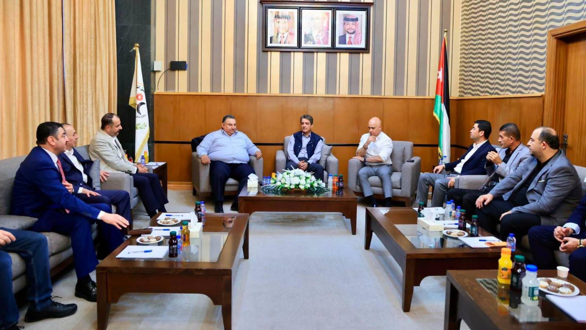 وزير الشباب يبحث مع أندية إربد مشروع ستاد الحسن