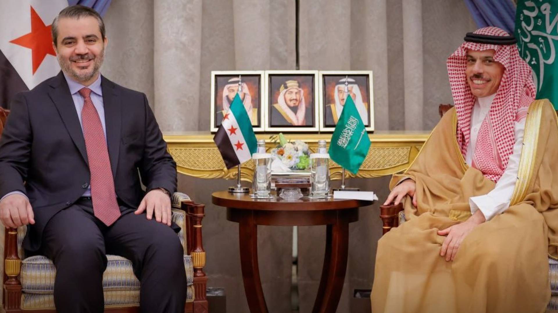 وزير الخارجية السعودي الأمير فيصل بن فرحان ووزير الخارجية السوري أسعد الشيباني
