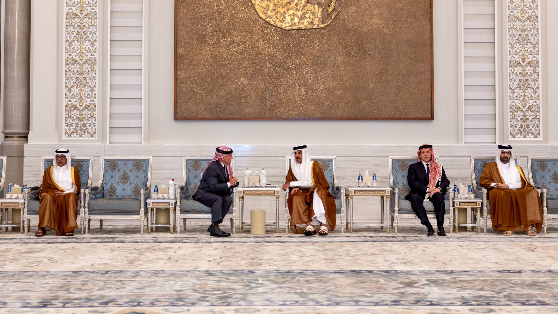 الملك يقدم العزاء إلى أمير دولة قطر
