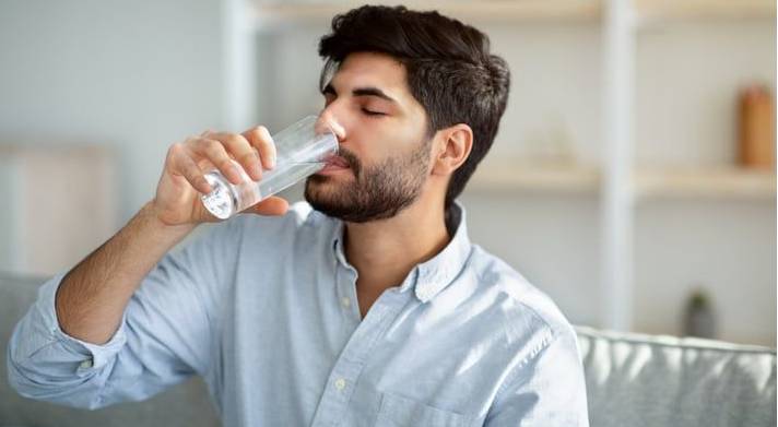 شخص يشرب الماء