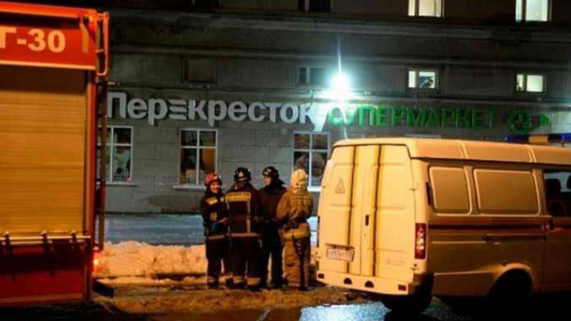 رجال شرطة خارج المتجر التجاري حيث وقع الانفجار