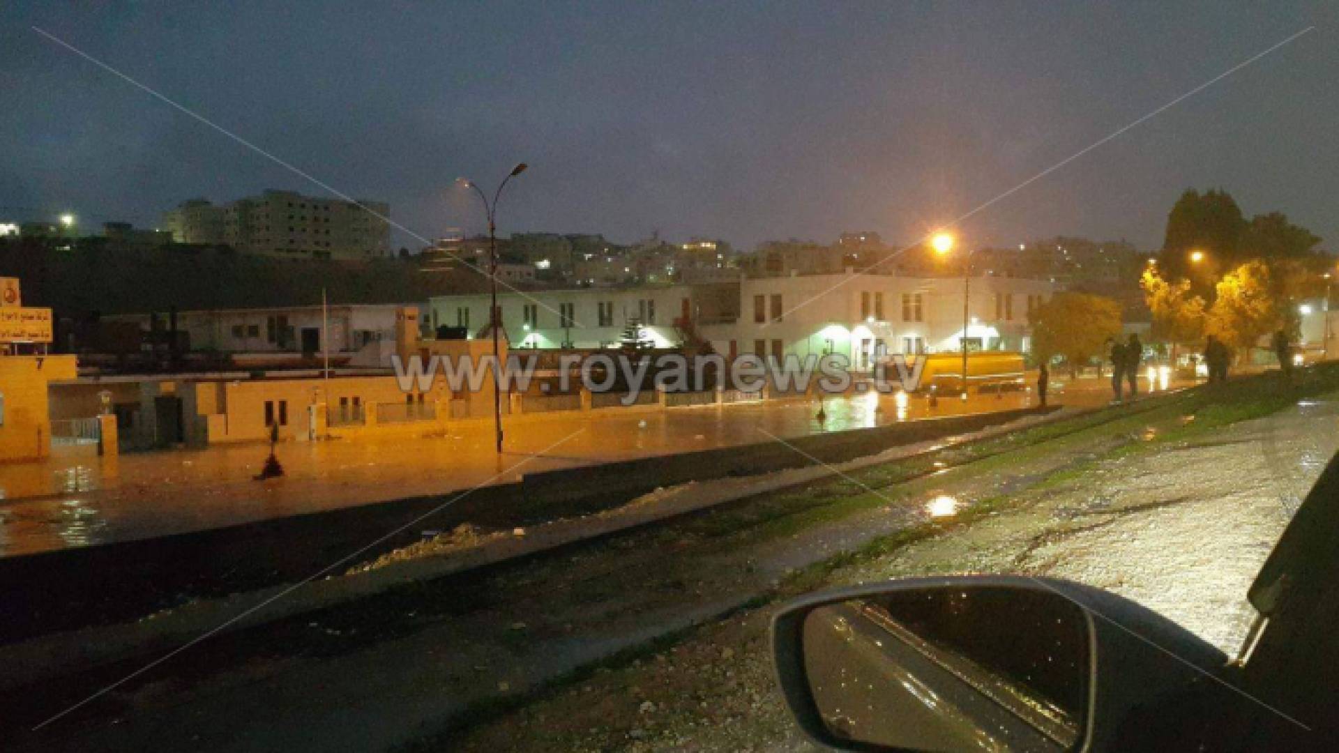 اغلاق طريق الرصيفة الزرقاء بسبب ارتفاع منسوب المياه تحت جسر الـ 100