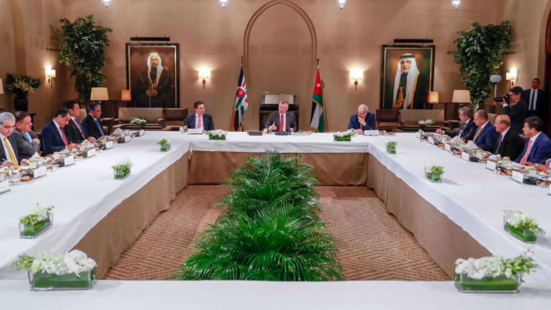 الملك يلتقي رئيس مجلس النواب ورؤساء اللجان النيابية في قصر الحسينية
