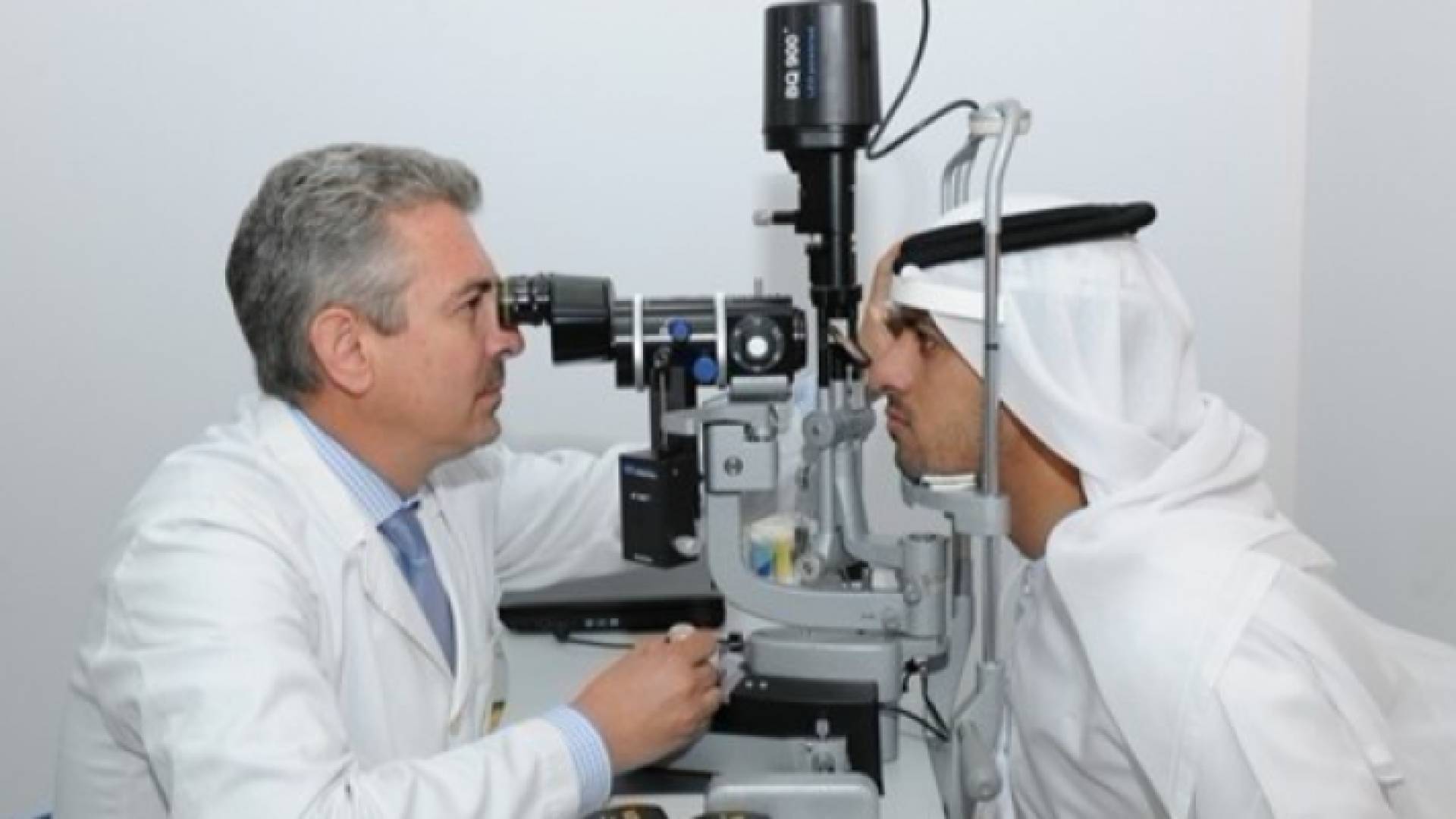 طبيب يفحص نظر خليجي (أرشيف)