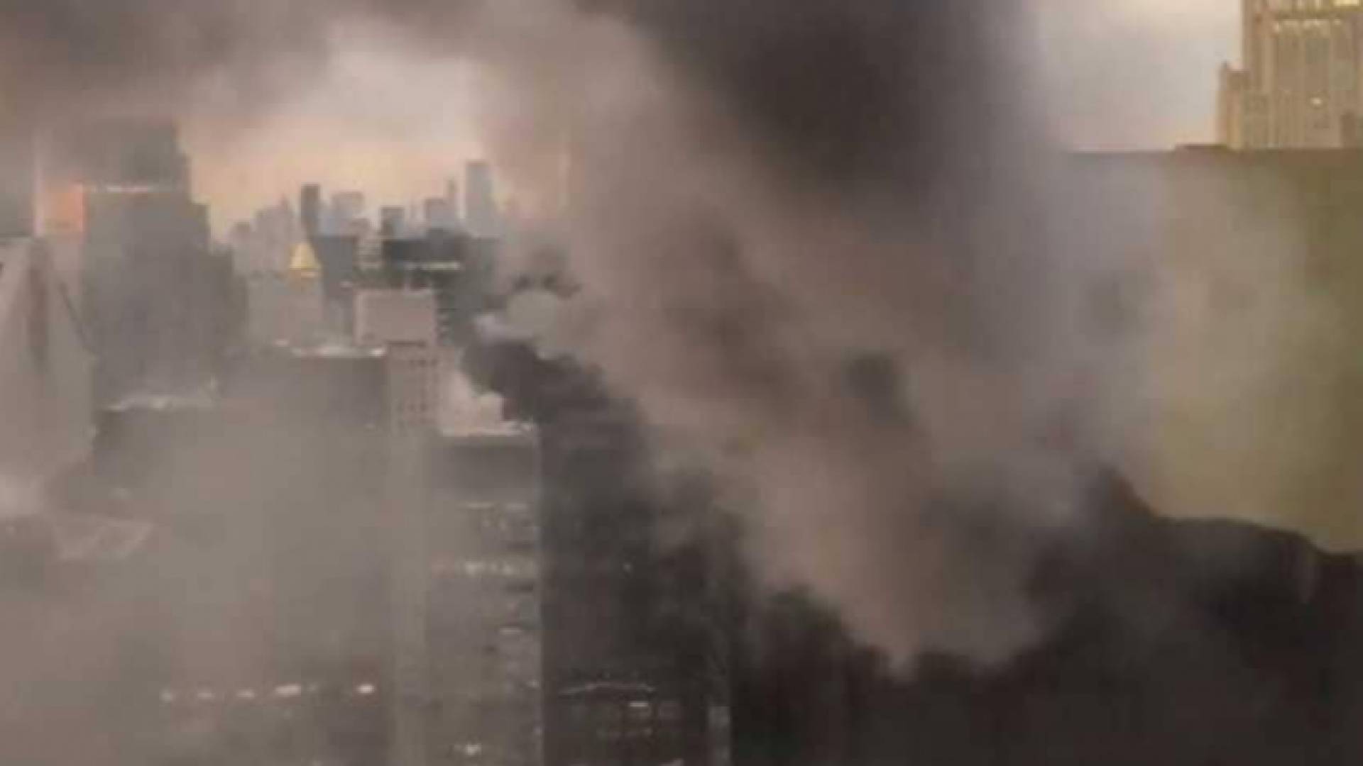 الدخان يتصاعد من برج ترمب