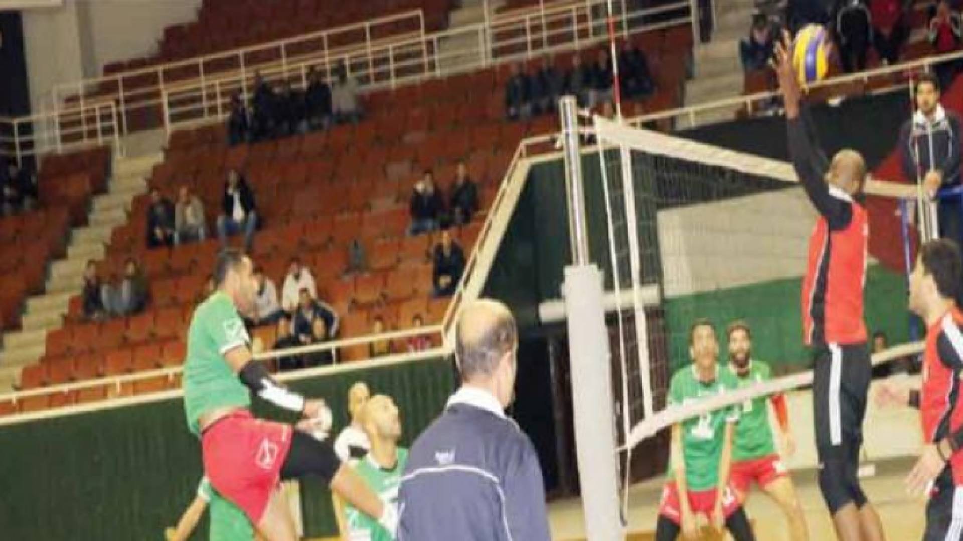 الوحدات يقترب من حسم لقب دوري كرة الطائرة