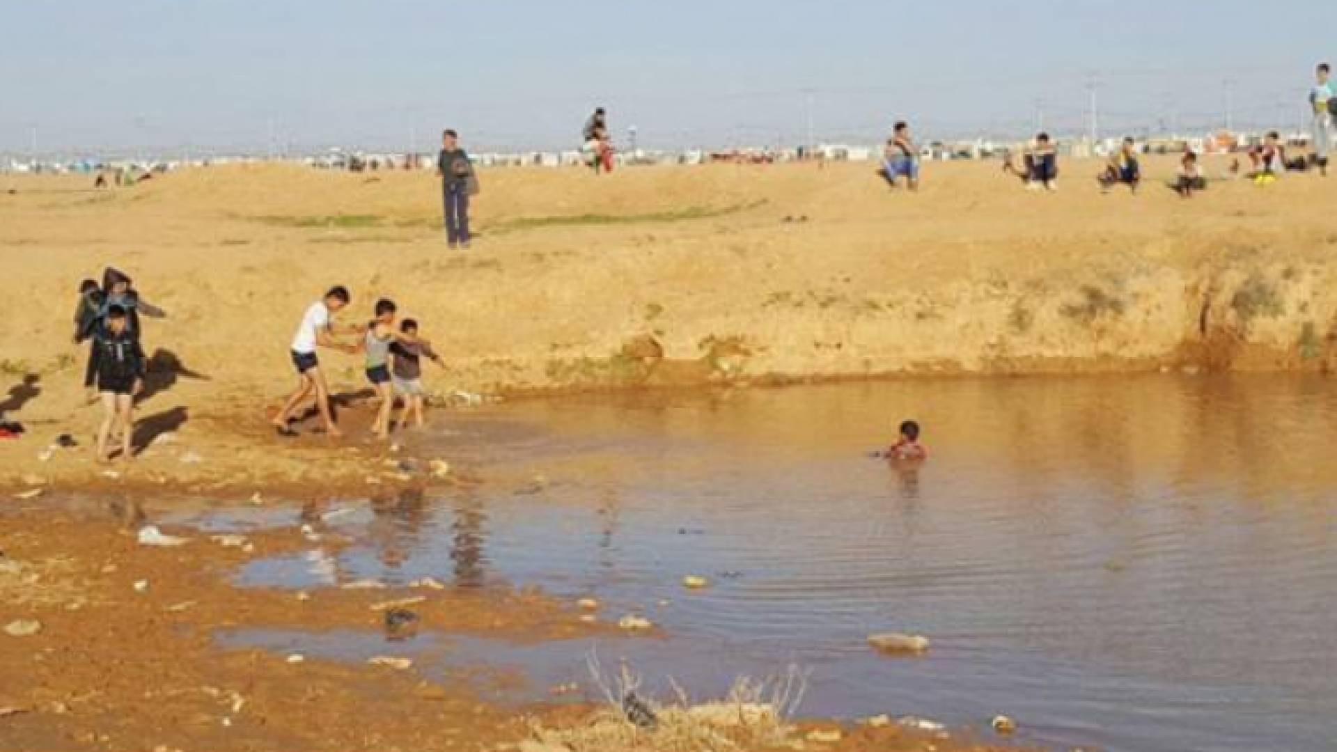 الصورة أرشيفية لحفرة امتصاصية في مخيم الزعتري