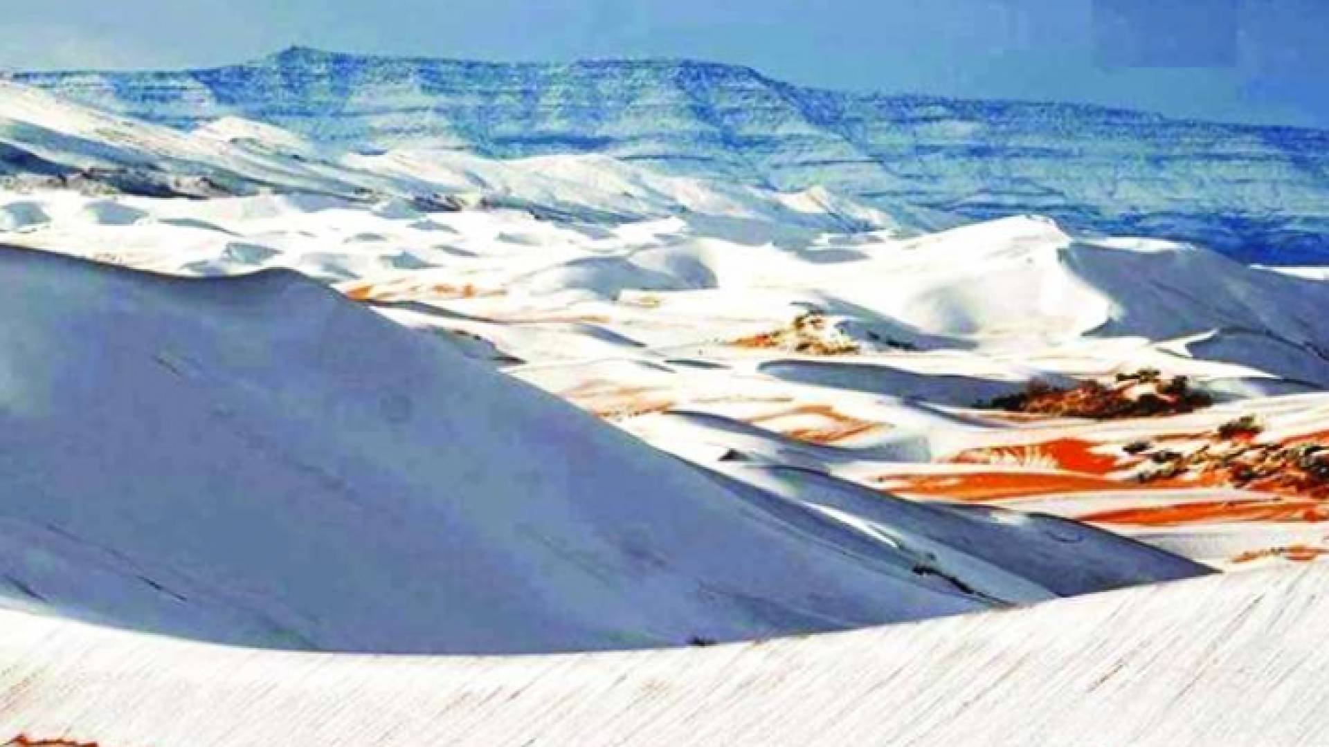 الثلوج تكسو رمال الصحراء الكبرى في ظاهرة نادرة