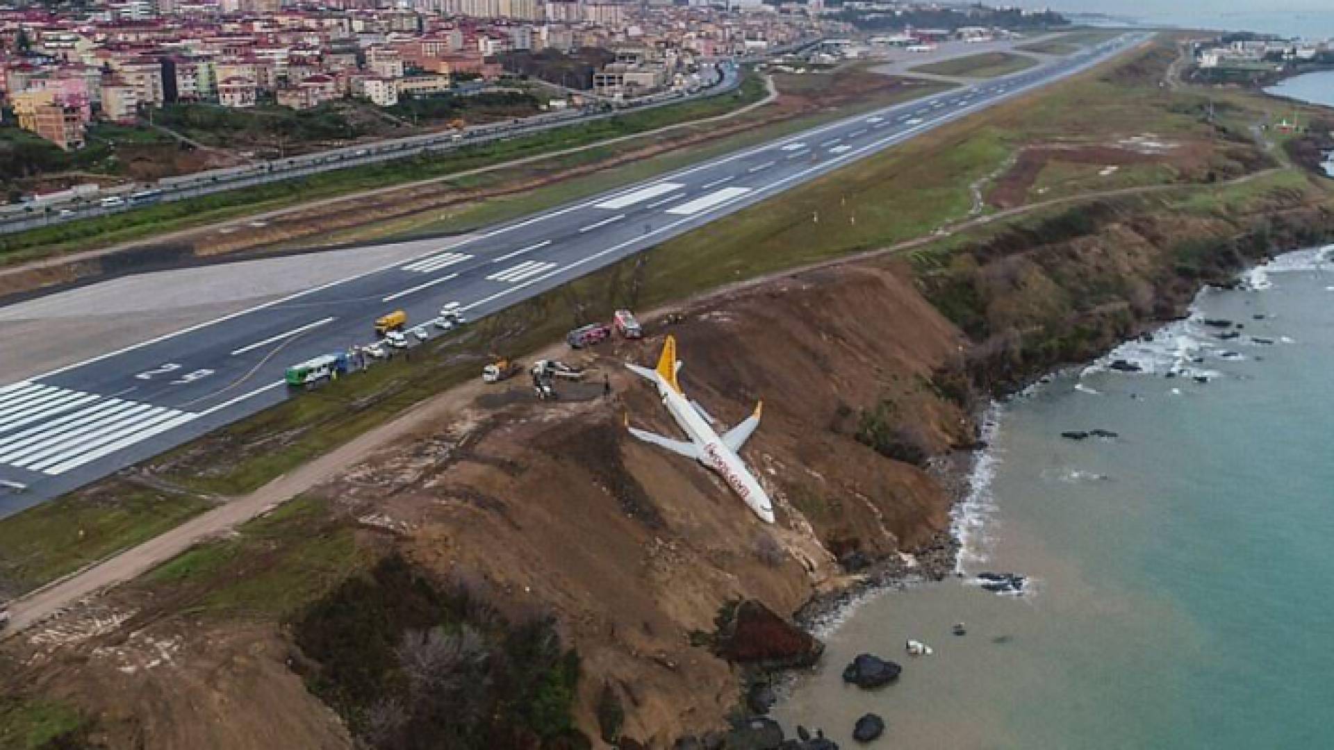 صور طائرة مدنية تخرج عن مدرج مطار طرابزون في تركيا