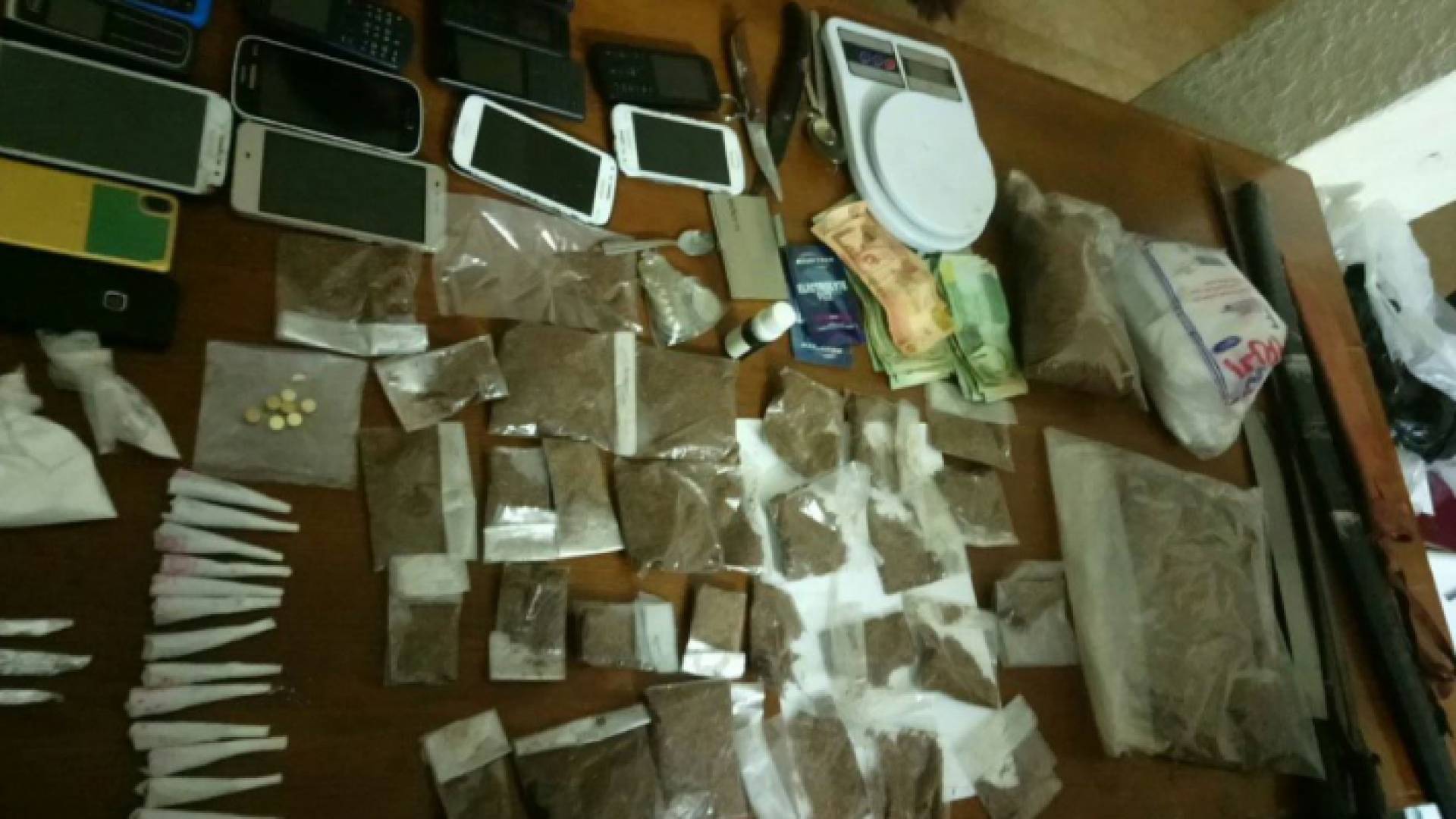 جانب من المضبوطات خلال المداهمة الامنية
