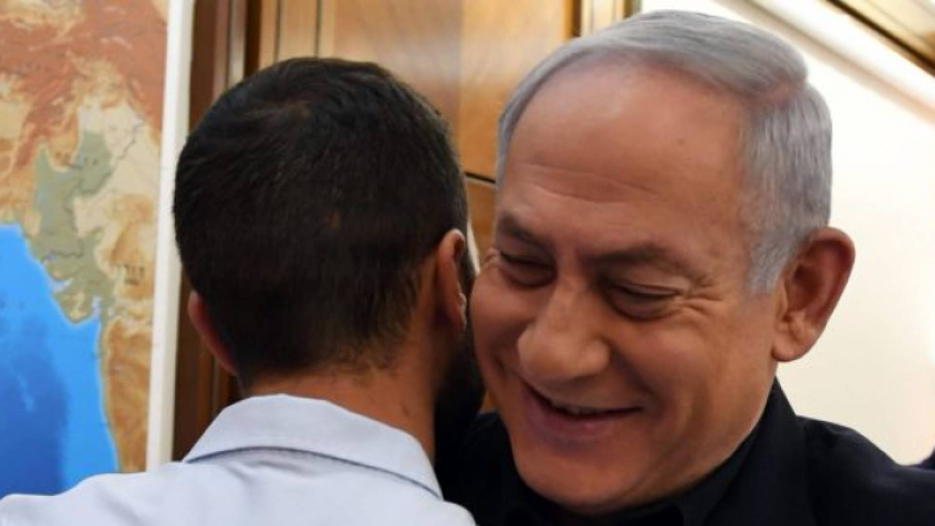 نتنياهو في استقبال حارس السفارة الإسرائيلية بعمان وقاتل مواطنين اردنيين