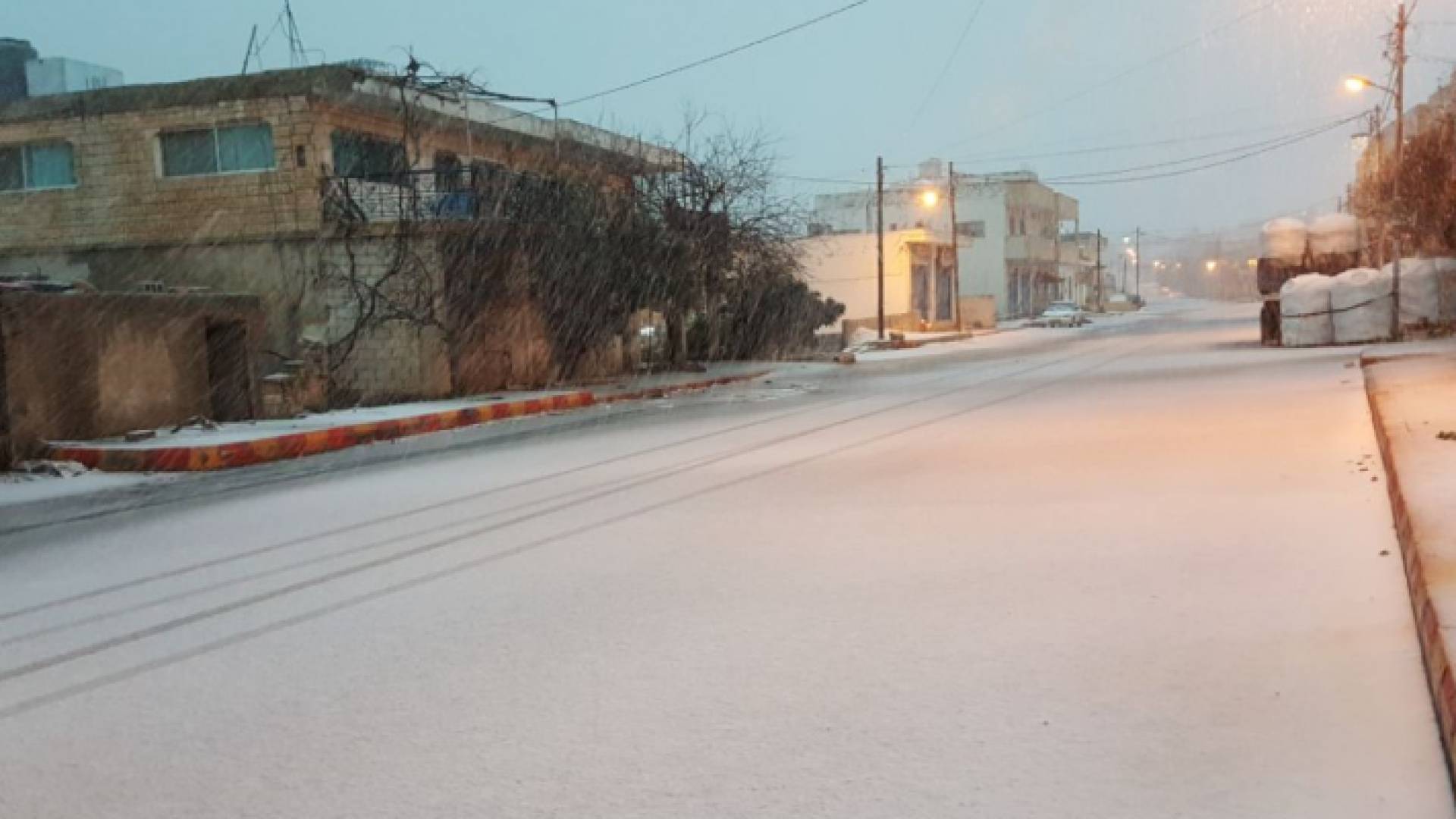 تراكم للثلوج بأحد مناطق عجلون