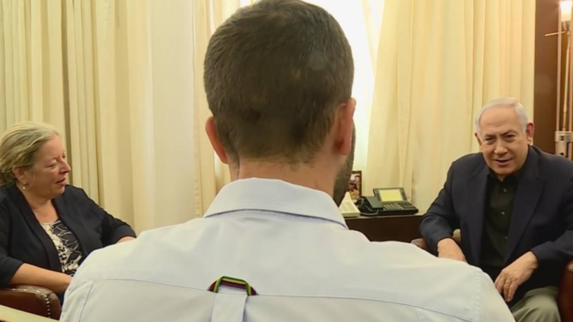 رئيس الوزراء بنيامين نتنياهو خلال استقباله حارس السفارة والسفيرة في تموز الماضي