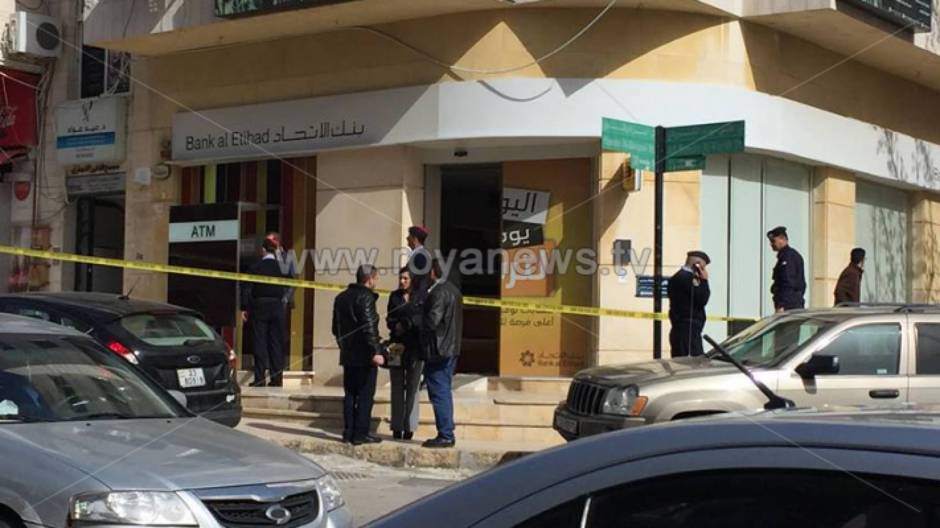 الأجهزة الامنية أمام البنك