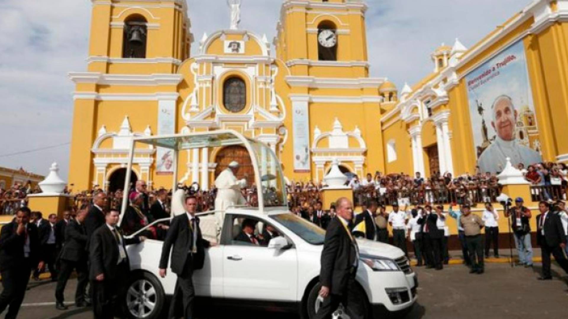 البابا خلال زيارته إلى كاتدرائية في بيرو الأحد