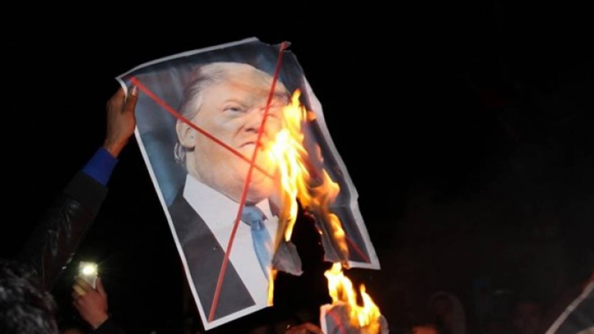 الرئاسة الفلسطينية تؤكد انه اذا بقيت قضية القدس خارج الطاولة فامريكا خارج الطاولة ايضا