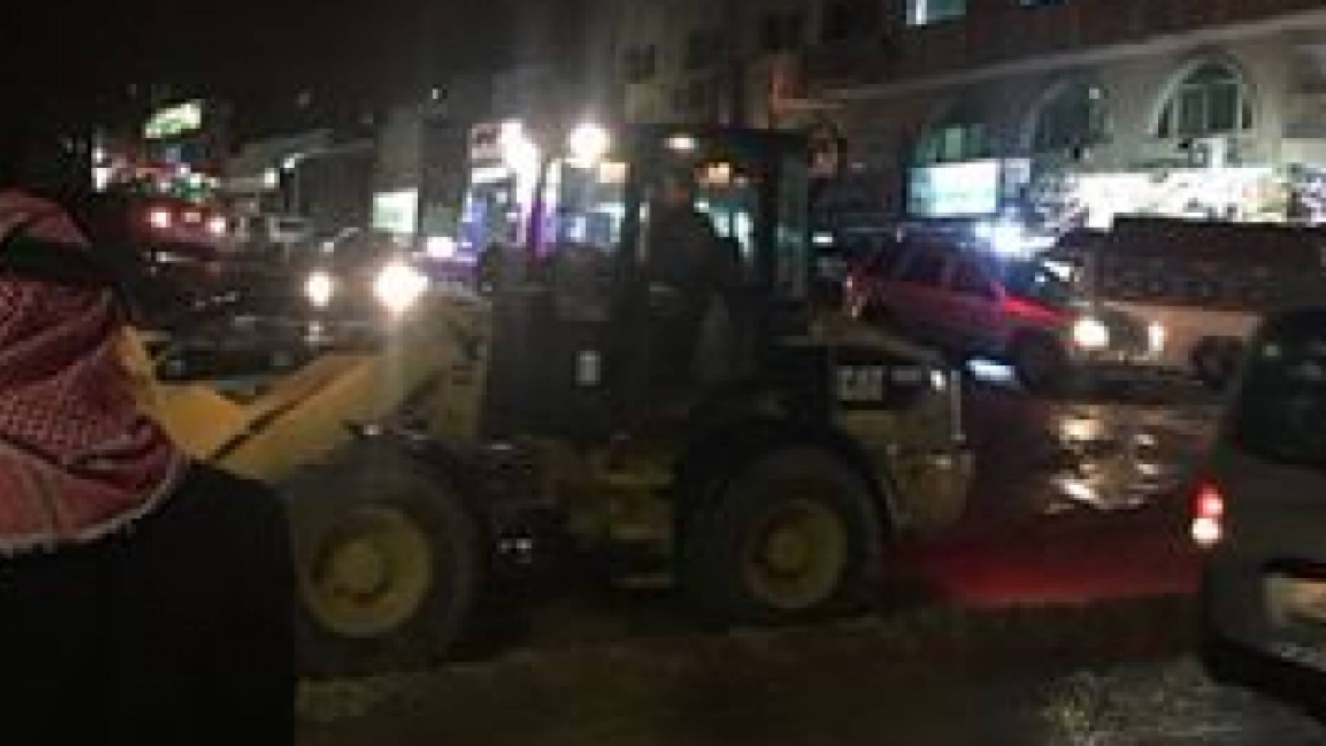 تسرب لمادة الديزل يعيق حركة المركبات في الكرك