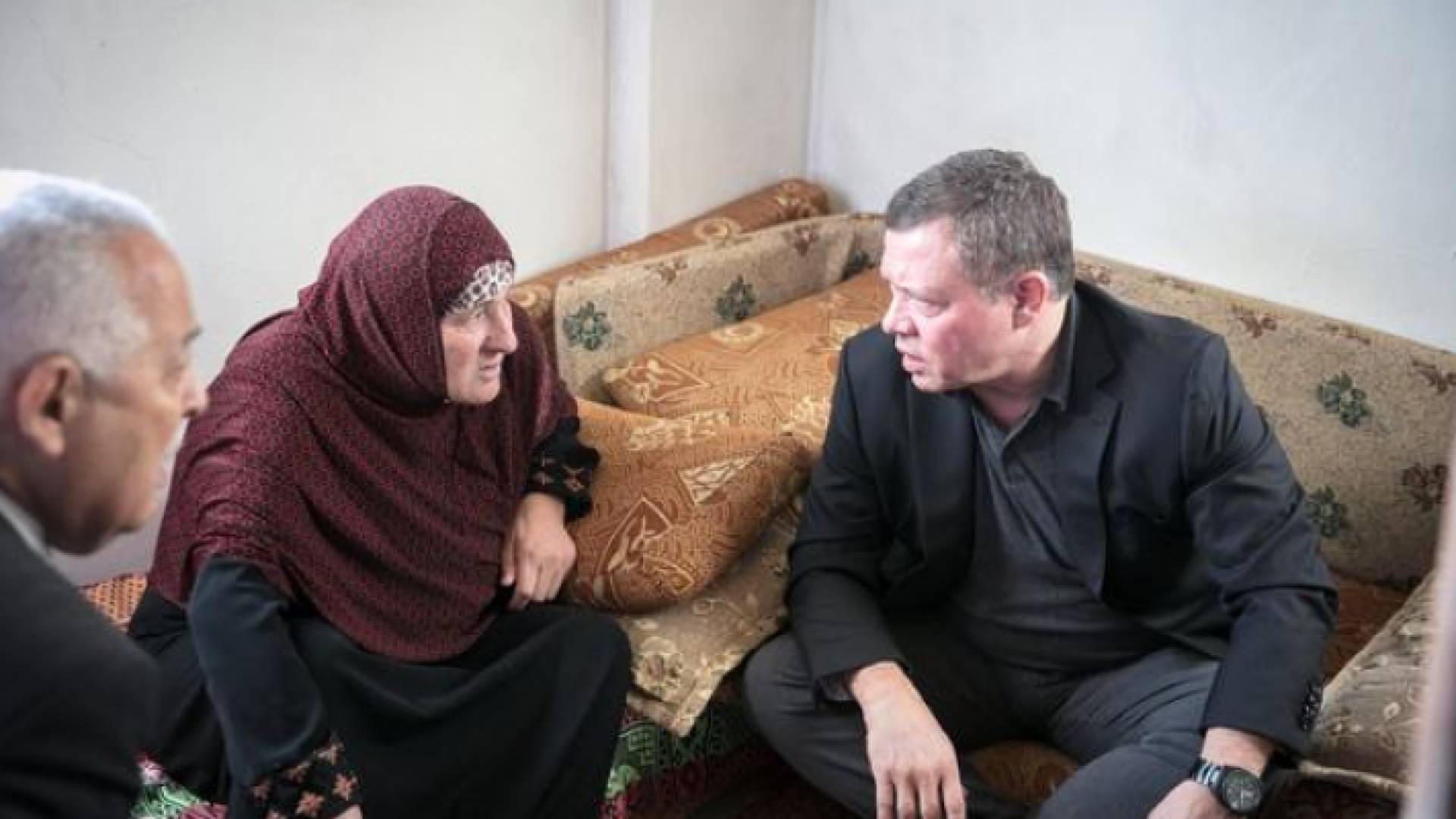 جلالة الملك خلال زيارته لإحدى الأسر