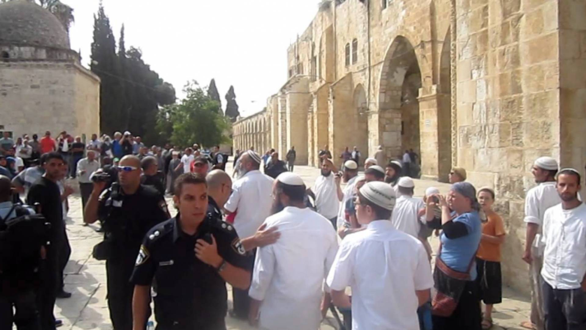 ارشيفية لقطعان من المستوطنين يقتحمون باحات المسجد الاقصى