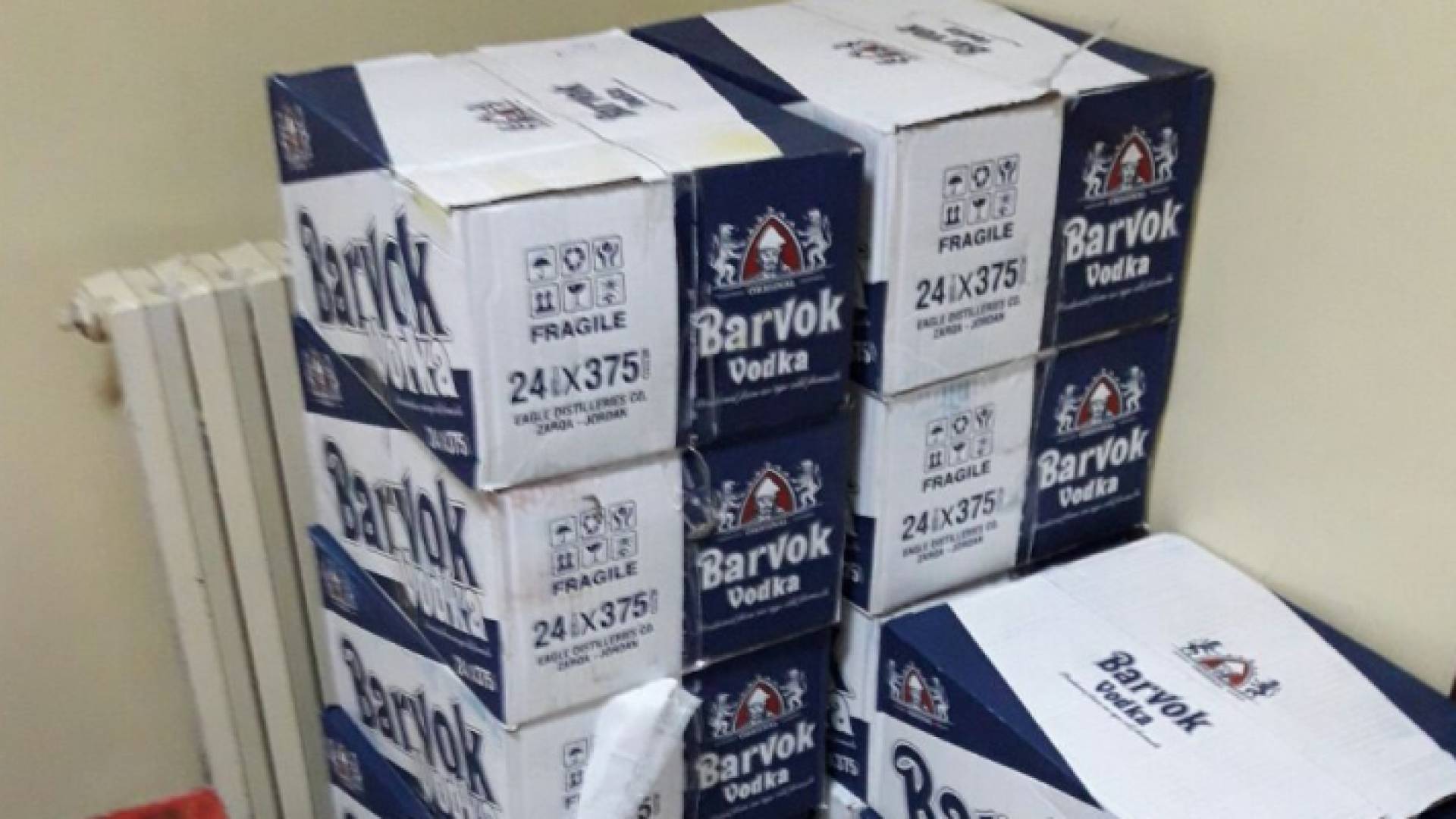 الجمارك تضبط 723 كرتونة شوكلاتة و600 لتر من المشروبات الروحية