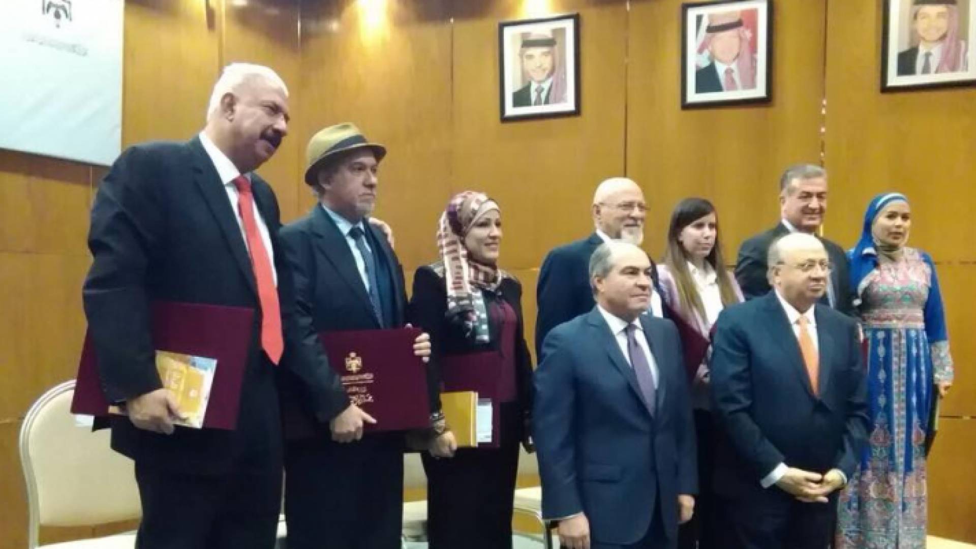 الملقي يوزع جوائز تقديرية والتشجيعية