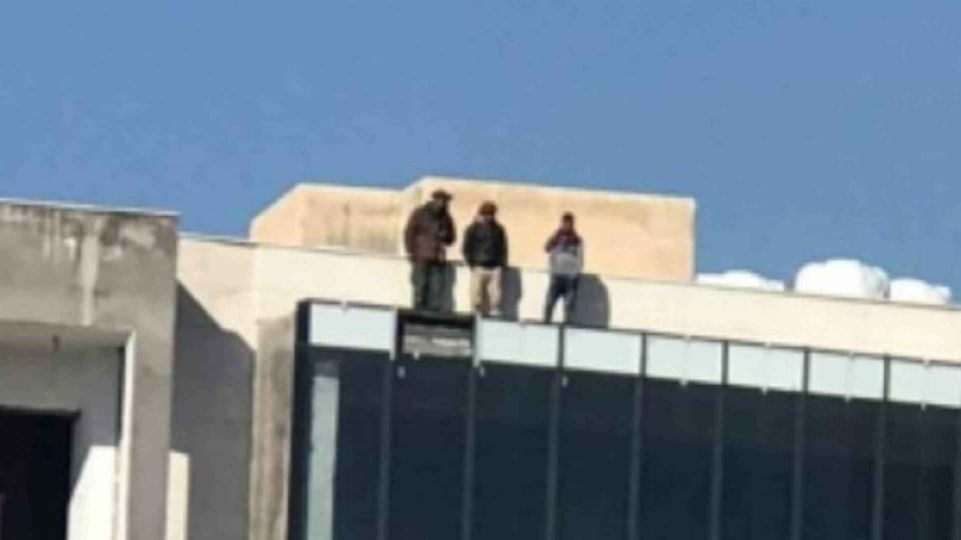 الرجل اصطحب اثنين من أبنائه مهددا بالانتحار