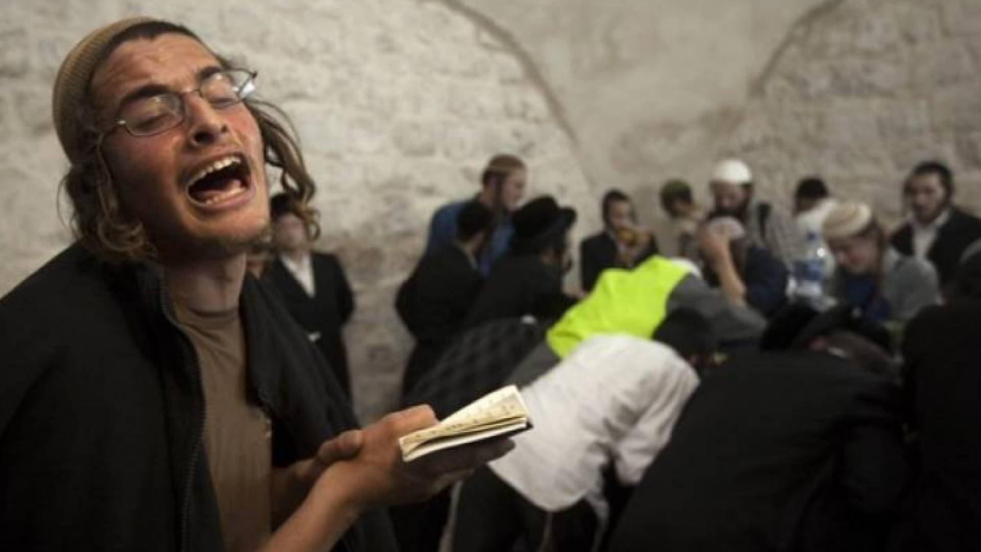 مستوطنون داخل قبر يوسف في نابلس