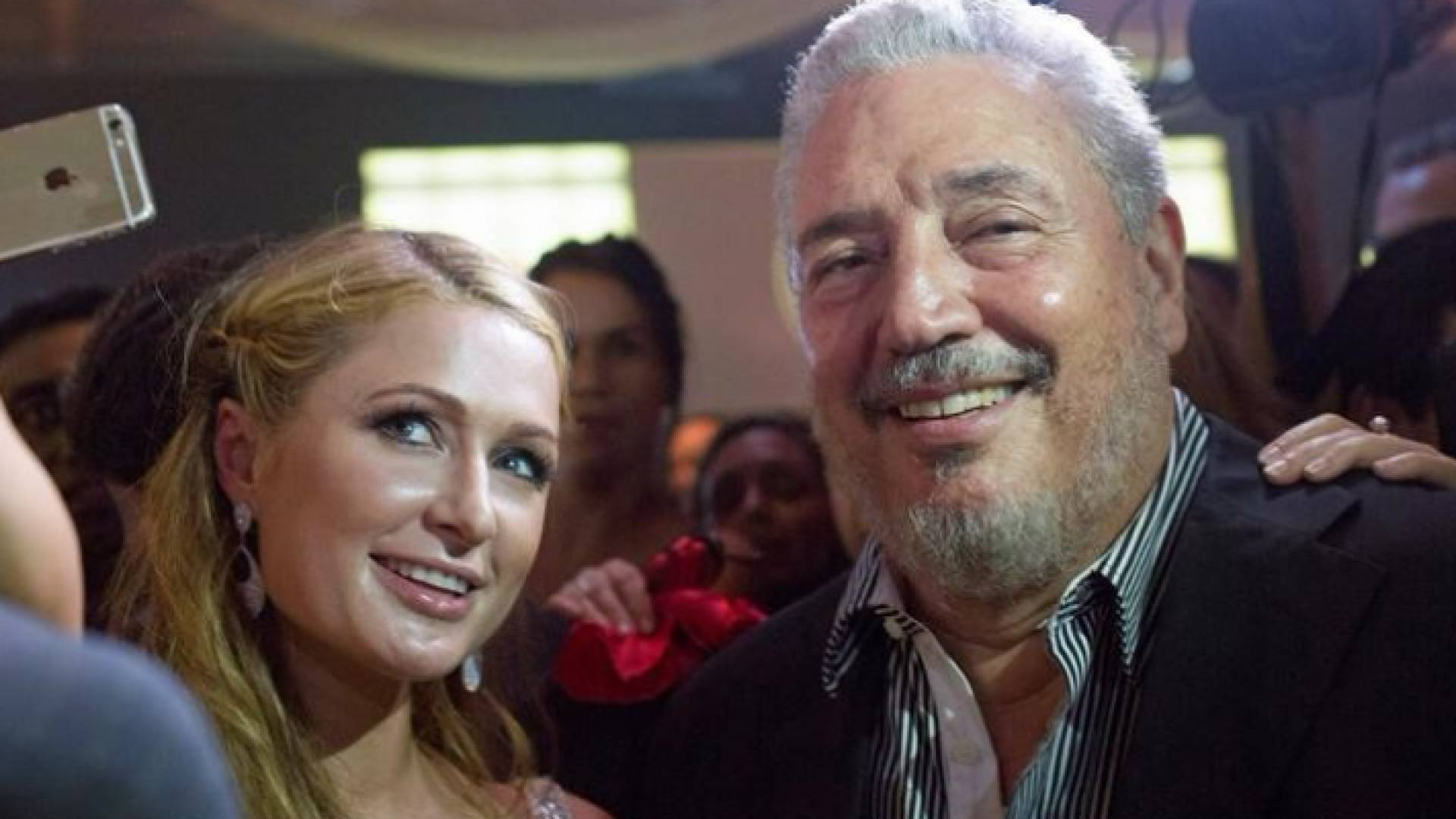 نجل زعيم الثورة الكوبية مع الممثلة باريس هيلتون في هافانا