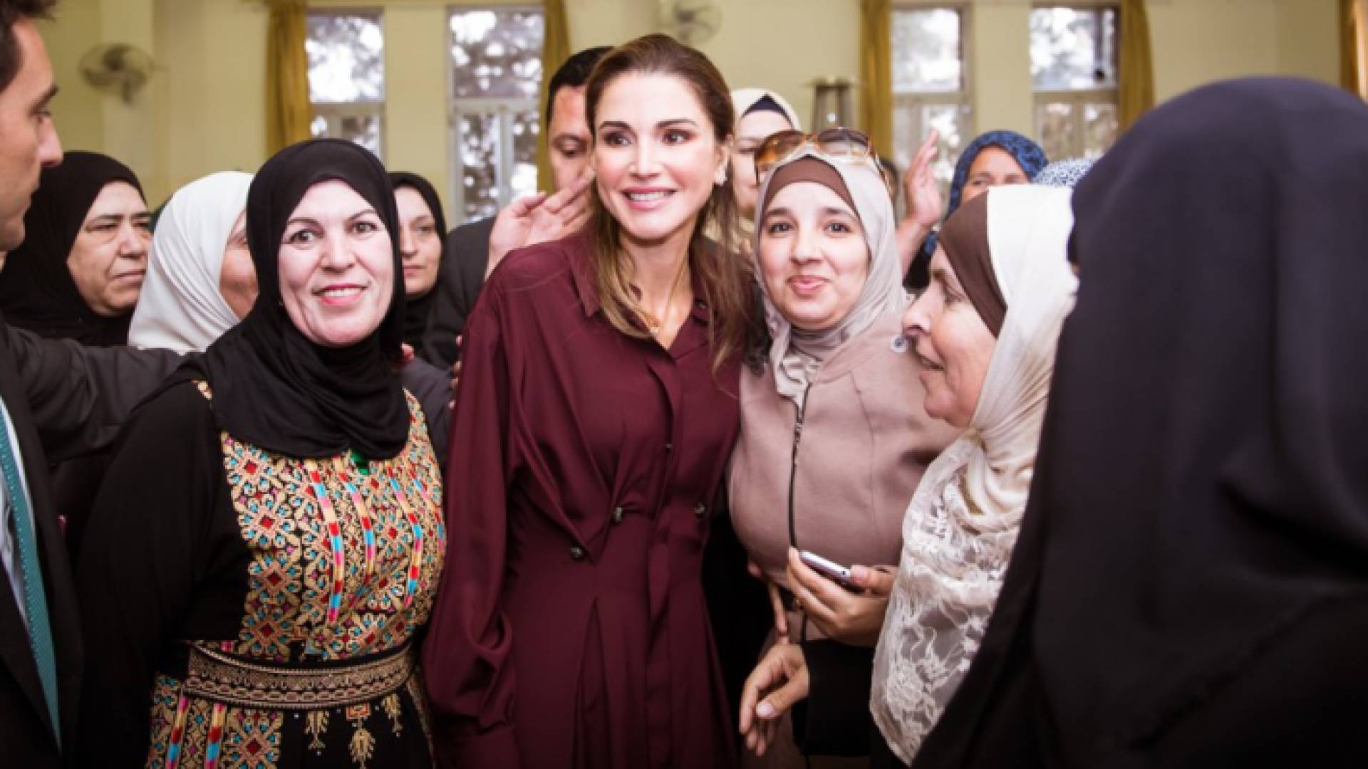 جانب من لقاء الملكة مع السيدات