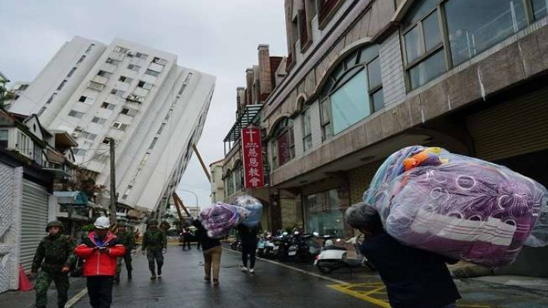 آثار زلزال ضرب تايوان