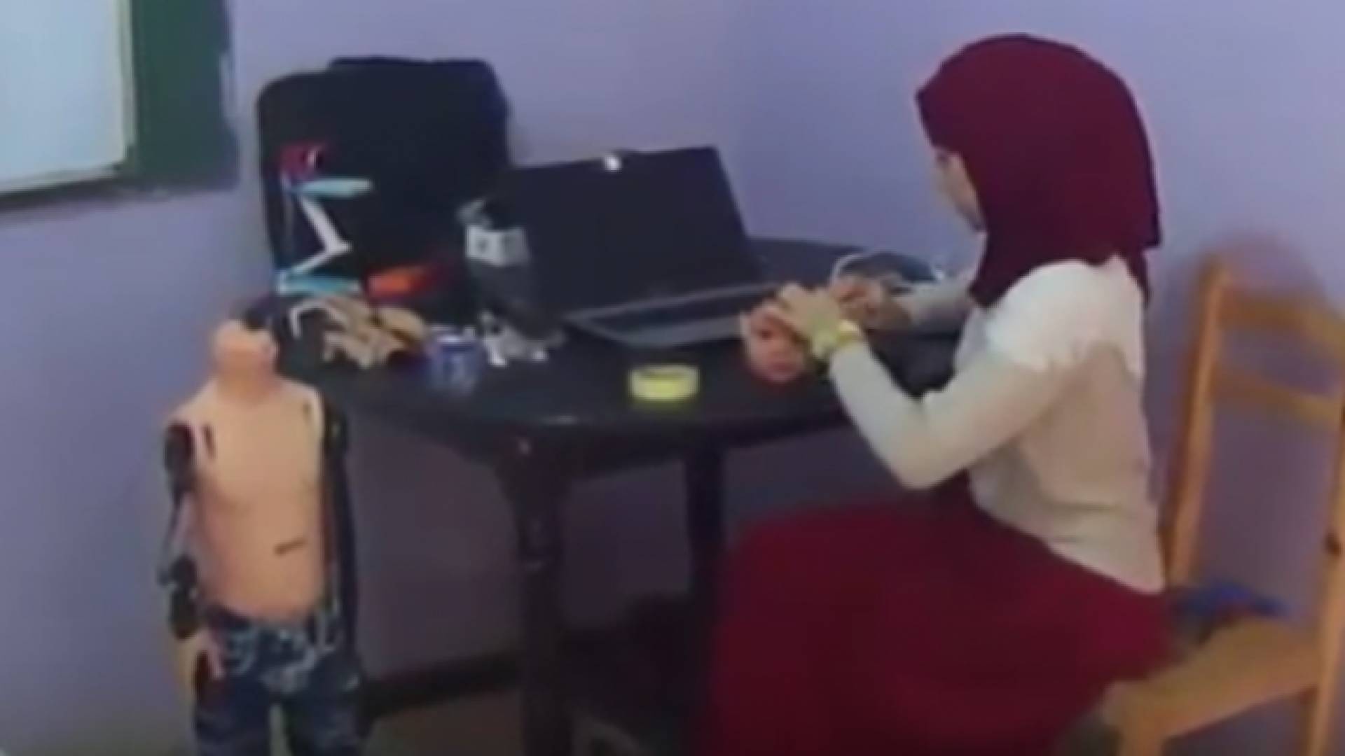 الطالبة الجزائرية تطمح لتكون أول امرأة عربية مسلمة بالعالم في مجال الروبوتات