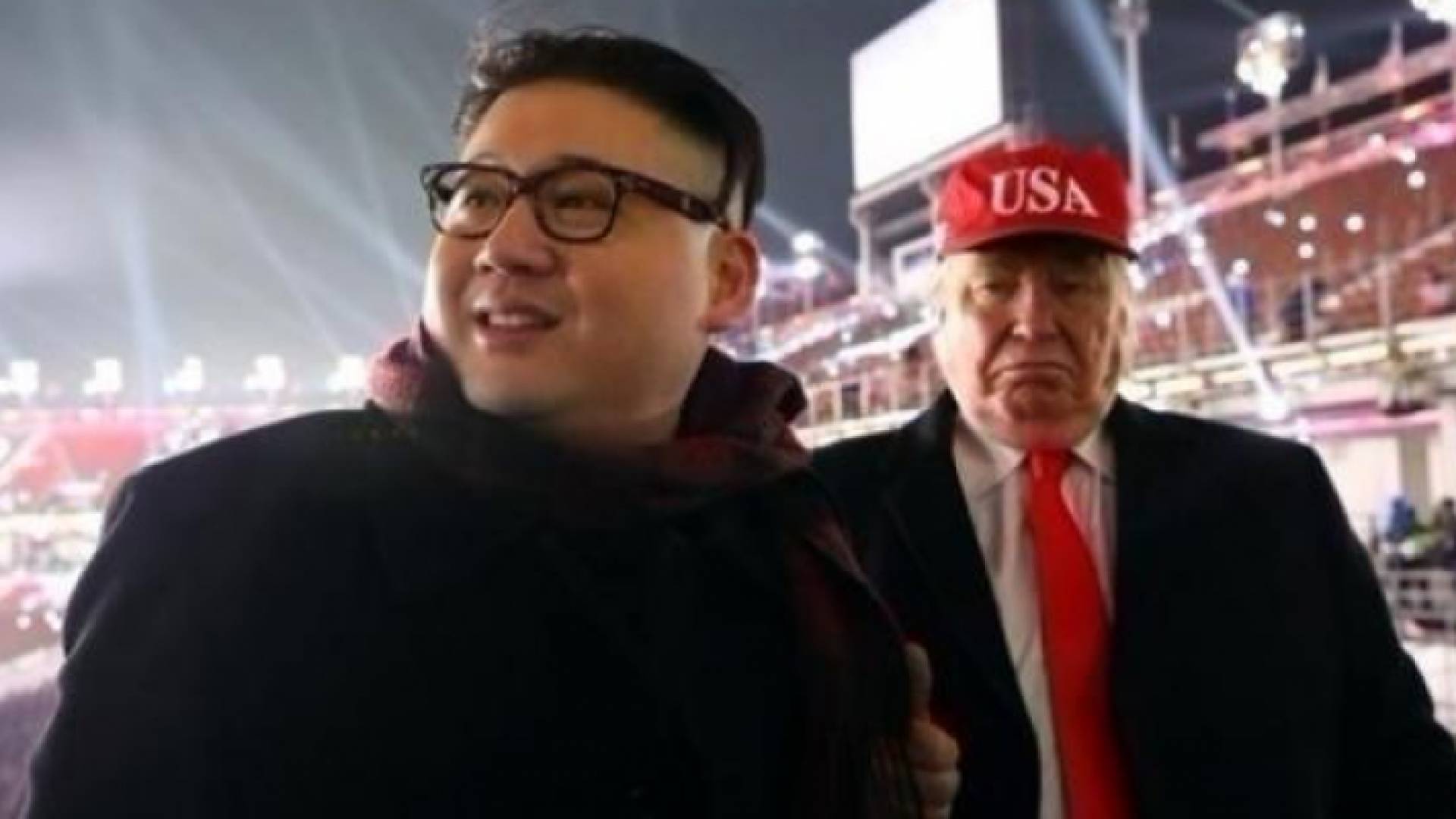 متنكران في هيئة ترامب وكيم خلال الأولمبياد الشتوية