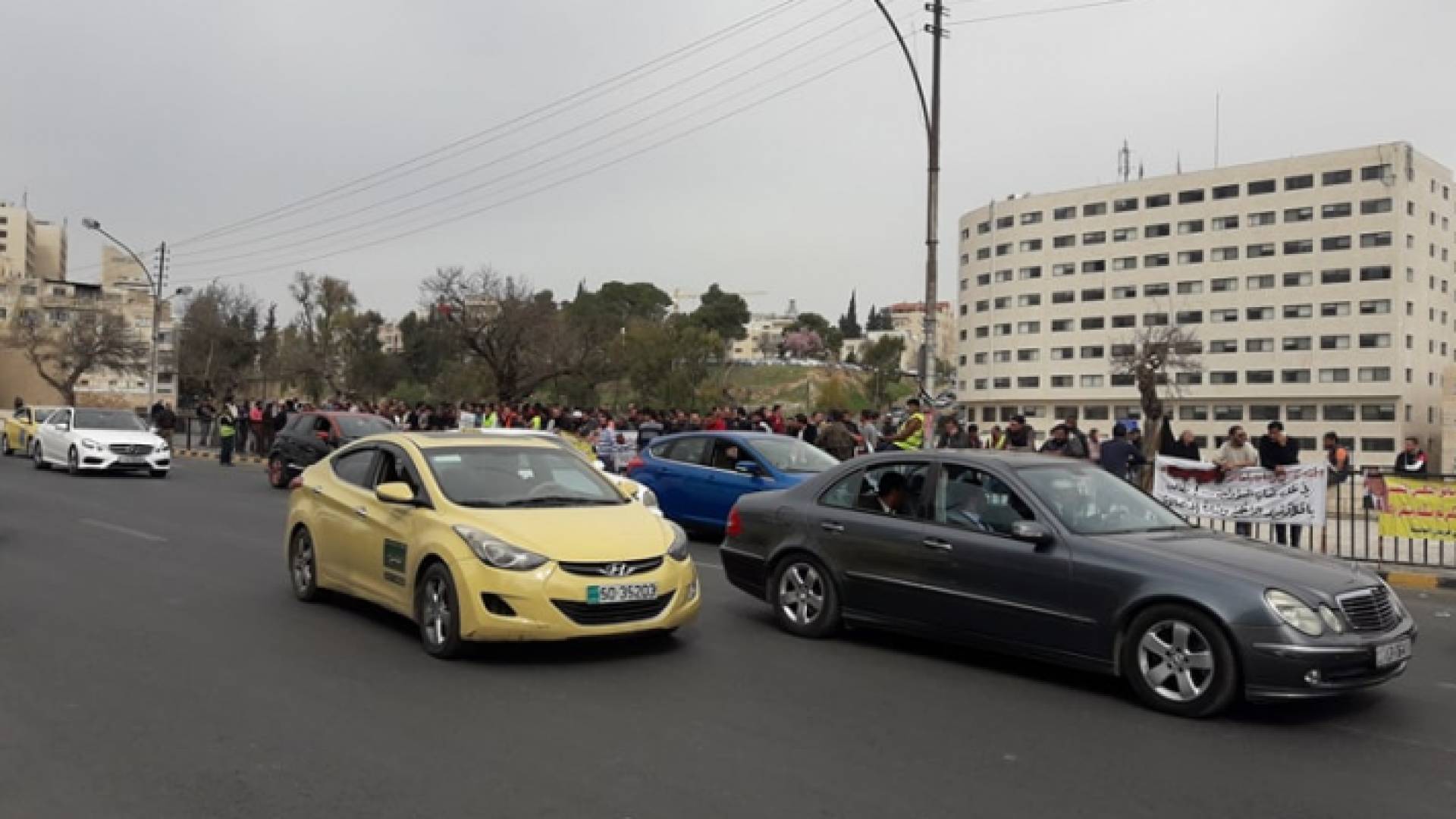 وقفة احتجاجية لاصحاب التكسي الأصفر امام مجلس النواب