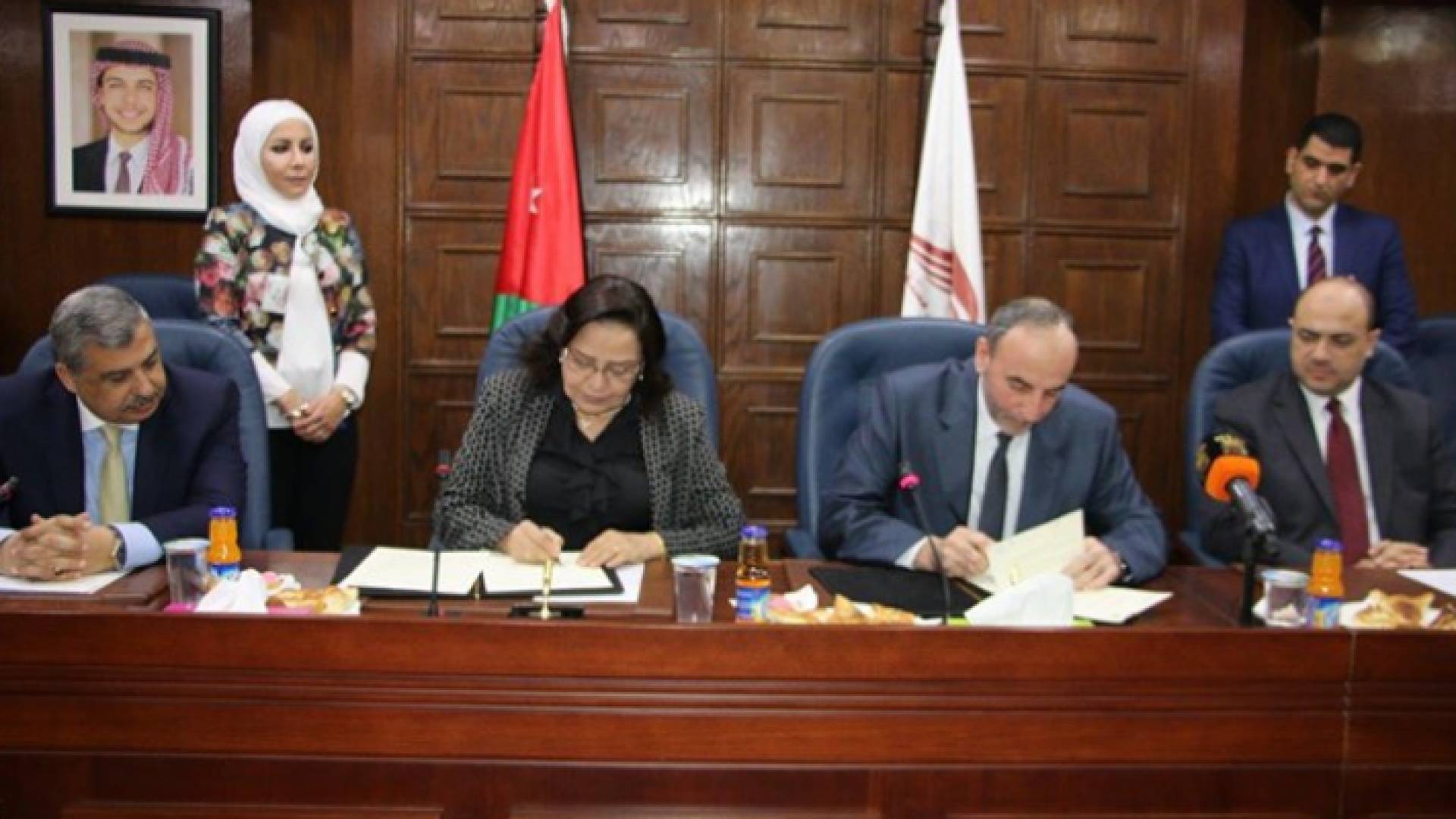 جانب من توقيع الاتفاقية