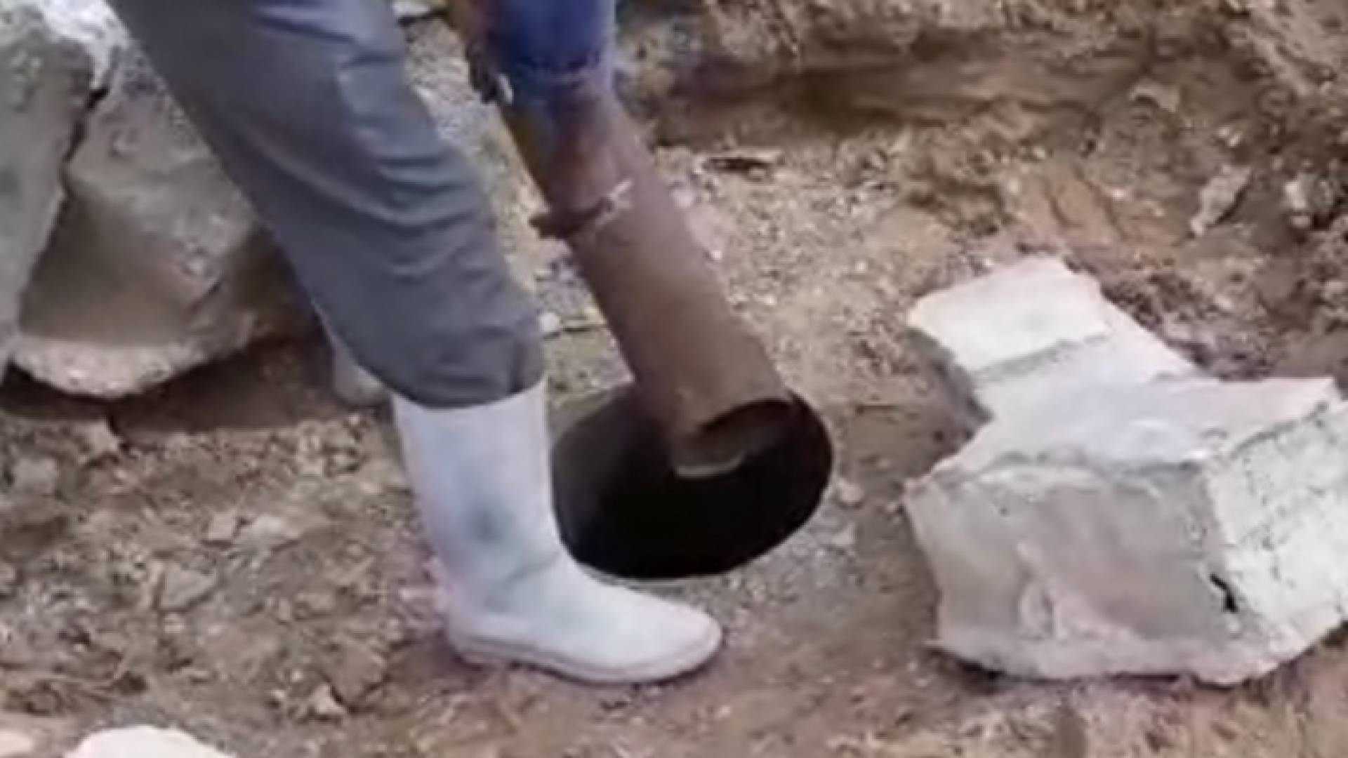 حملة مداهمة للمياه والامن والدرك تردم (3) ابار في الصريح والمفرق والجيزة