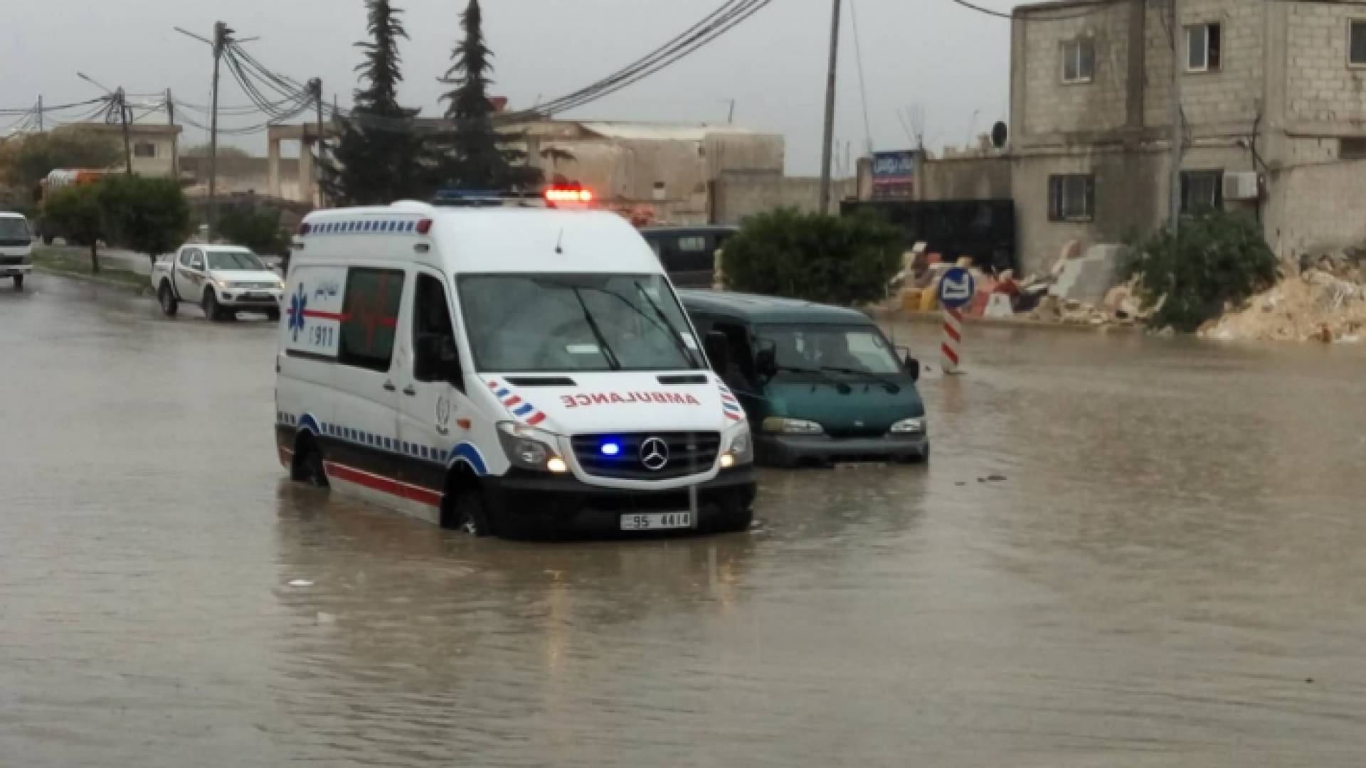 غرق المركبات بسبب ارتفاع منسوب مياه الأمطار في اربد