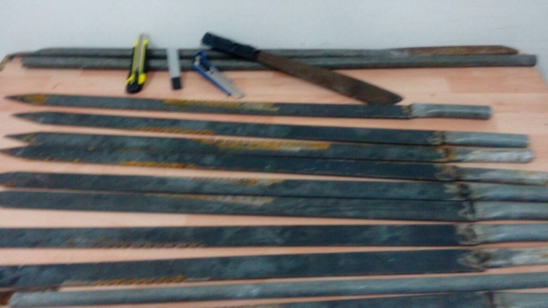 ادوات حادة ضبطت بحوزة المقبوض عليهم