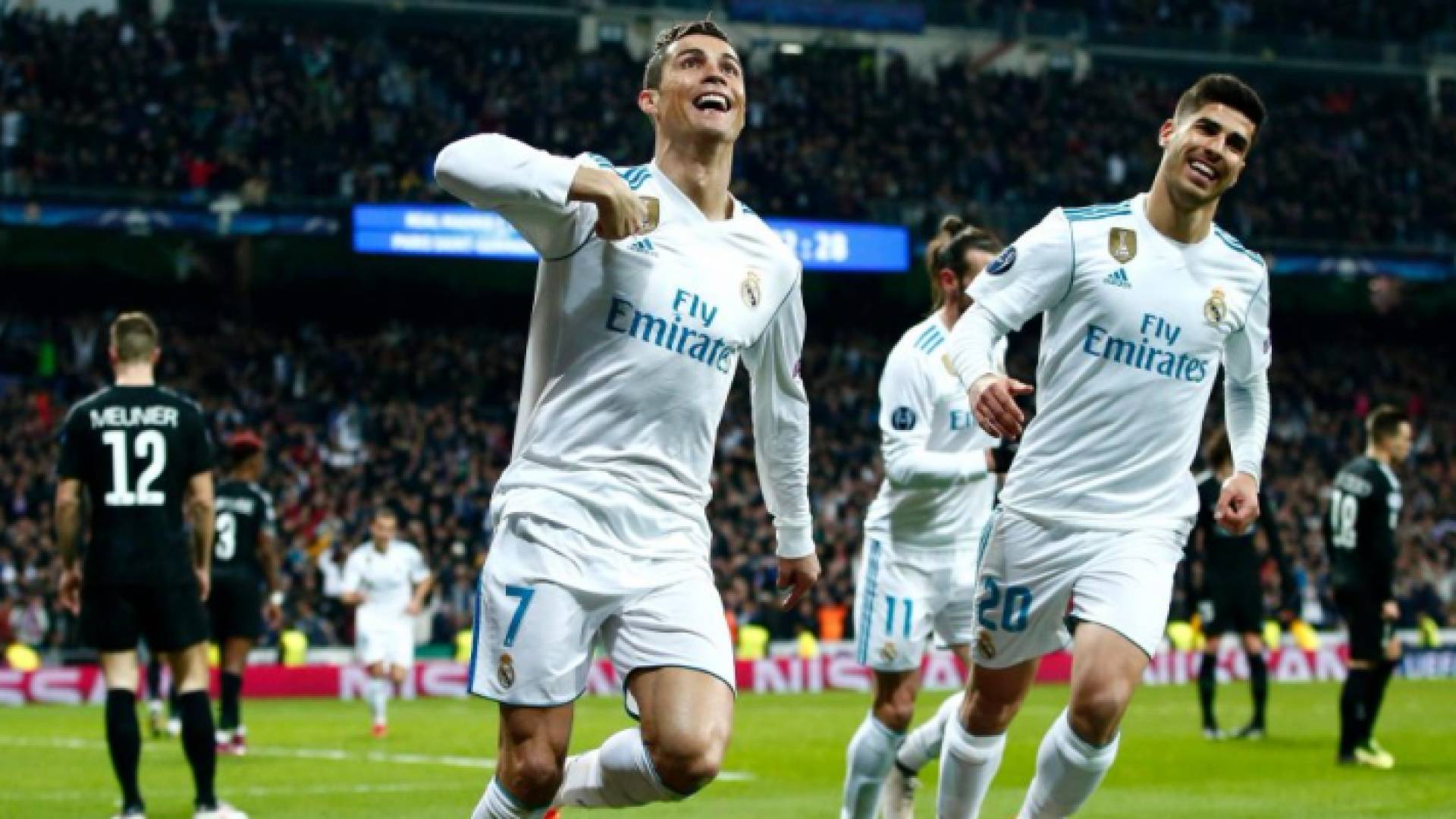 اسينسيو إلى جانب رونالدو