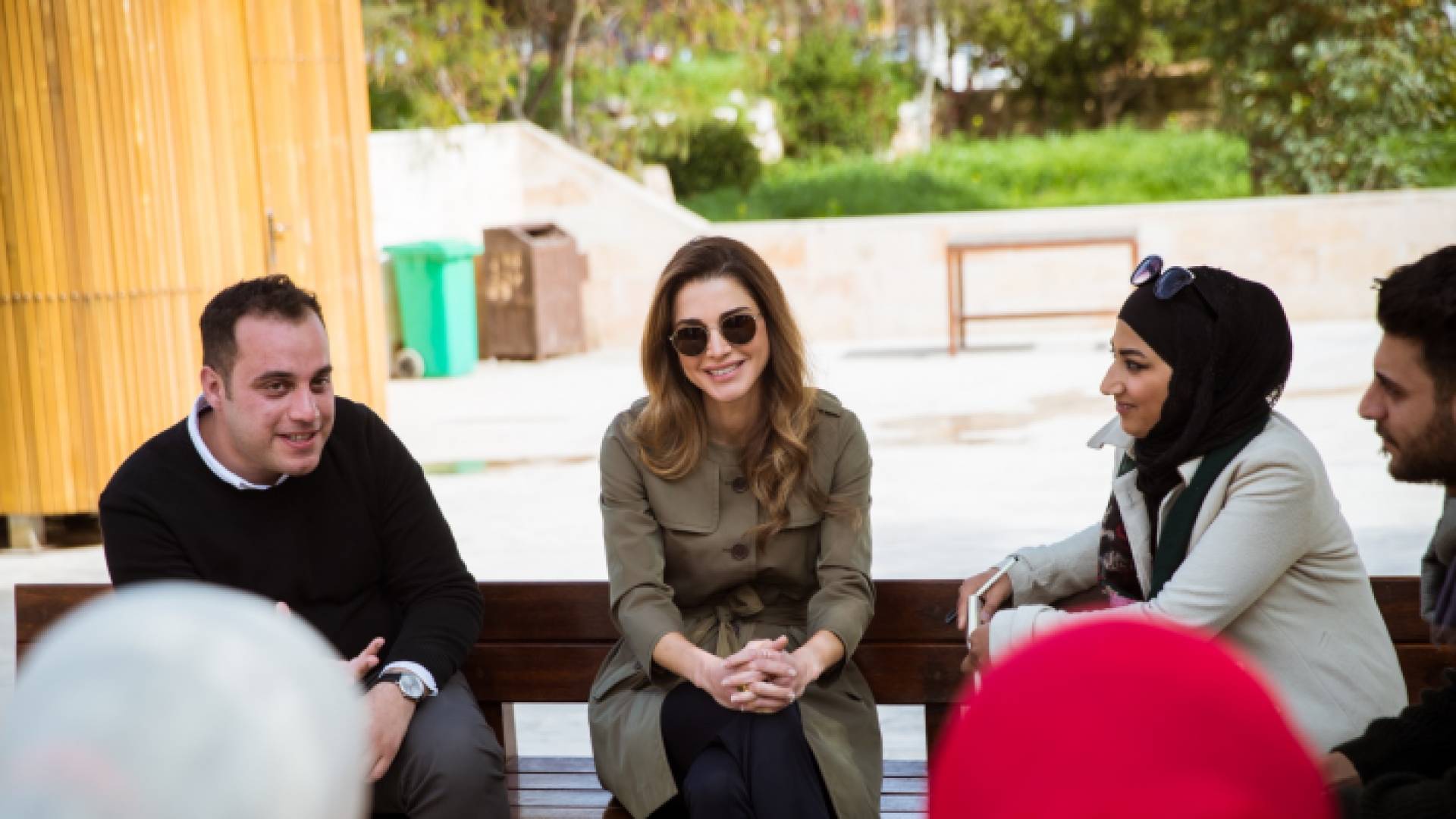 الملكة رانيا العبدالله تطلع على انشطة مبادرة "أنا أتعلم" في جرش