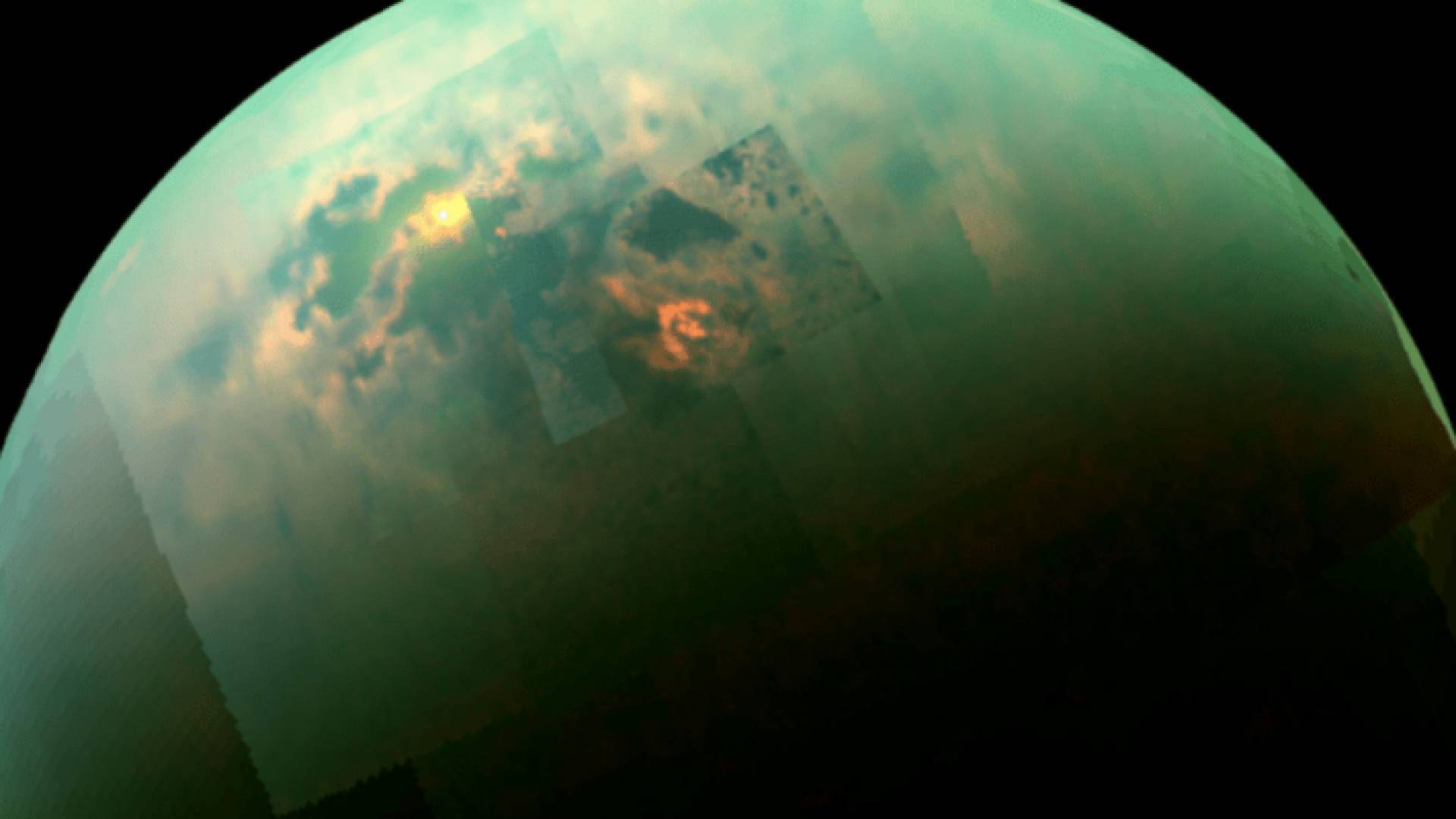 القمر الغازي الضخم تيتان في صورة بالأشعة تحت الحمراء