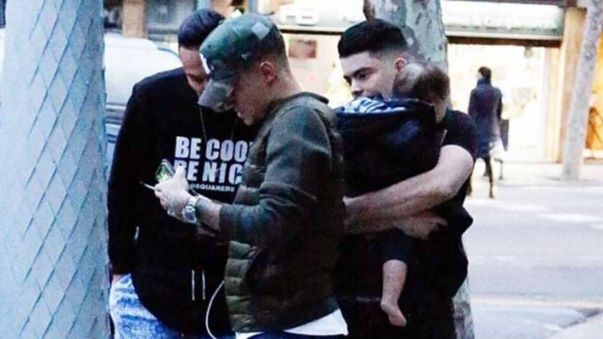 كوتينيو مرتديا قبعة بعد حجز سيارته في برشلونة