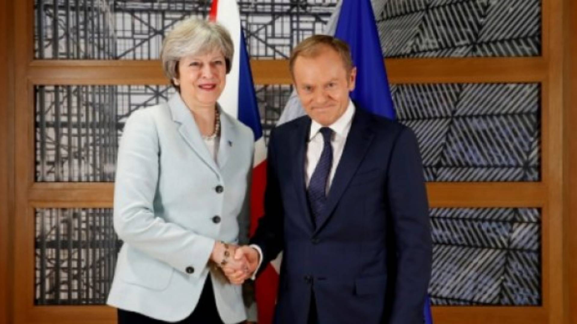 رئيسة الوزراء البريطانية تيريزا ماي ورئيس المجلس الاوروبي دونالد توسك