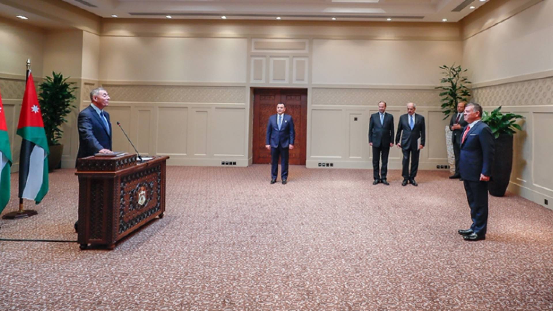 السفيران الزعبي والحمود يؤديان اليمين القانونية أمام الملك