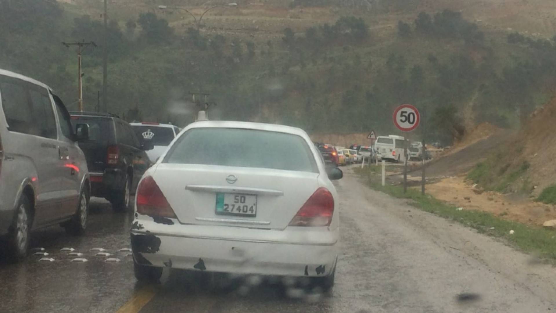 ازمة مرورية خانقة على طريق اربد عمان