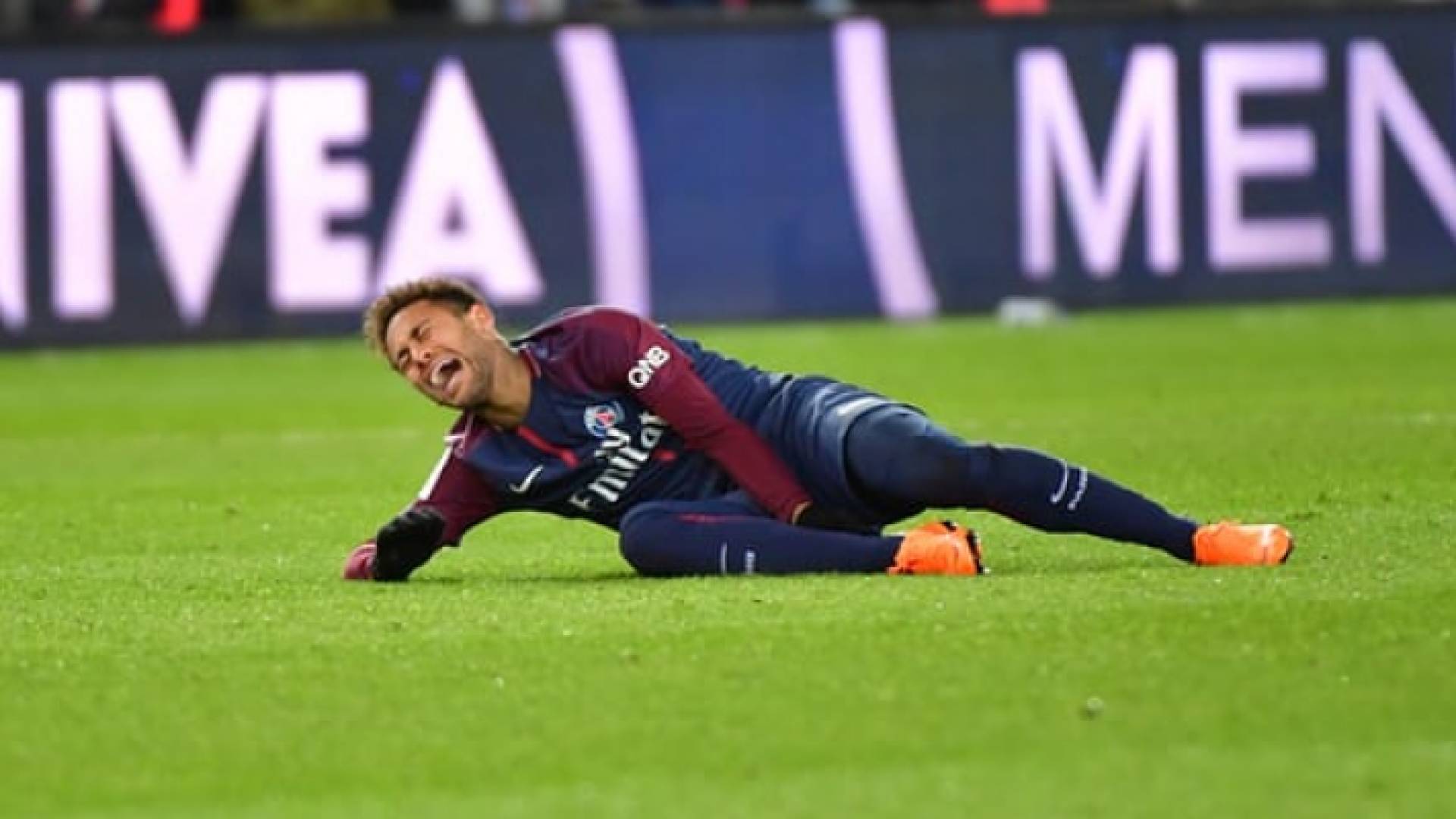 لحظة اصابة نيمار