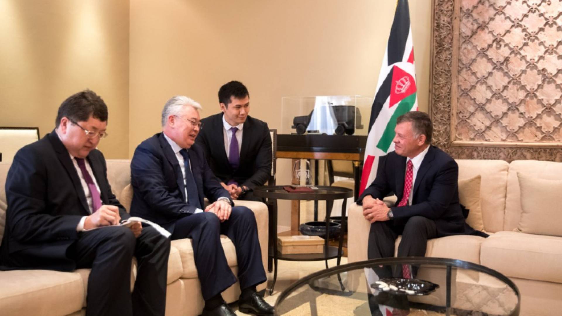 الملك يستقبل وزير الصناعات الدفاعية والفضائية في كازاخستان