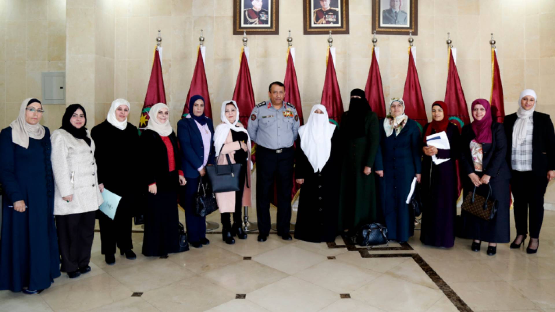 الحواتمة مع اعضاء الملتقى